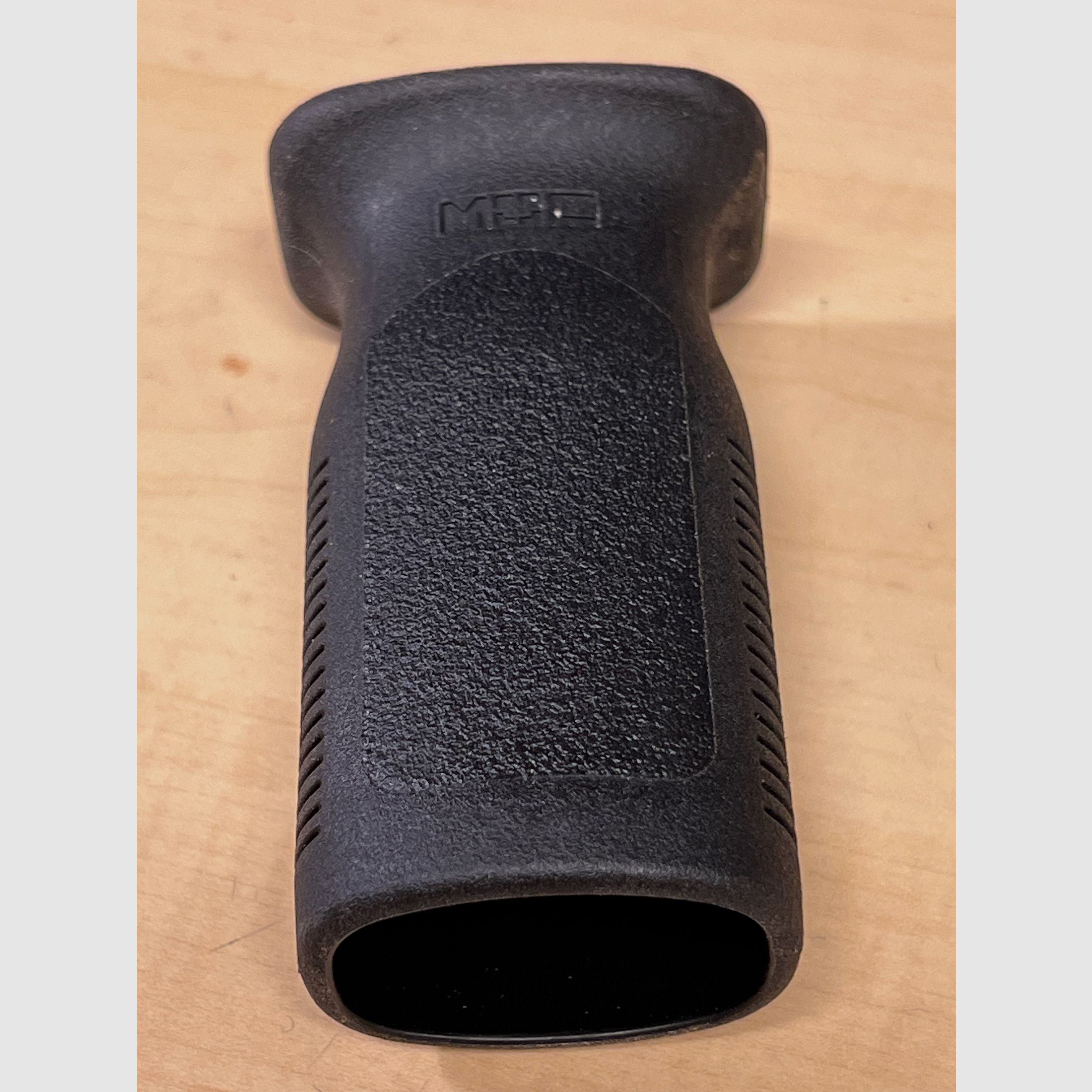 Przedni uchwyt do Airsoftu pionowy w czerni wersja średnia, Klucz - MOD