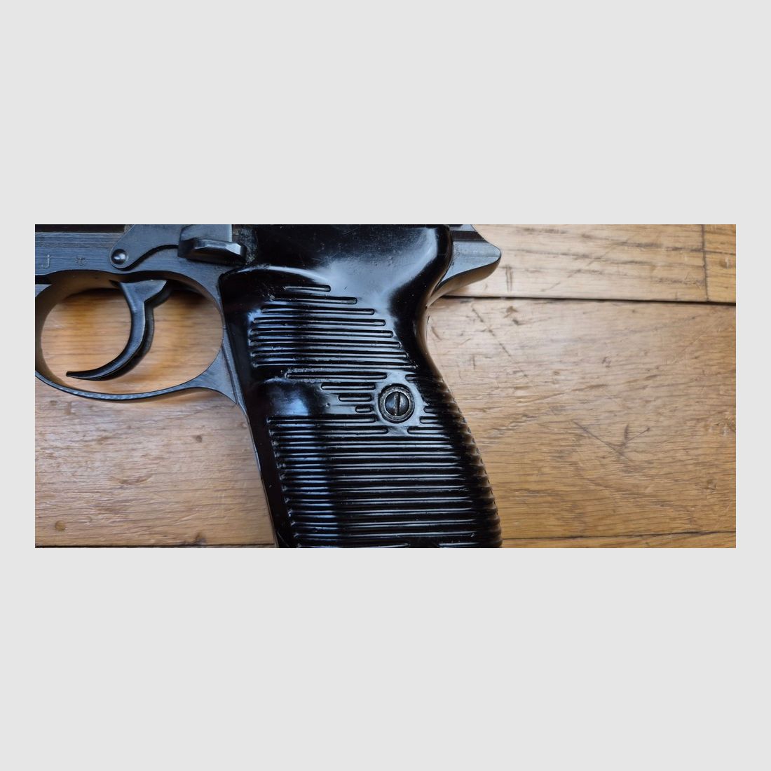 Très beau Pistolet Walther P38 – Fabrication Walther Zella Mehlis en Code AC – Arme d&rsquo;octobre 1944 – Bronzage d&rsquo;origine à 99,5% – Mécanique impeccable – Beau canon miroir – 100% pièces d&rsquo;origine – Mono-matricule sauf chargeur – Excellent état – TBE++, image 4 sur 27