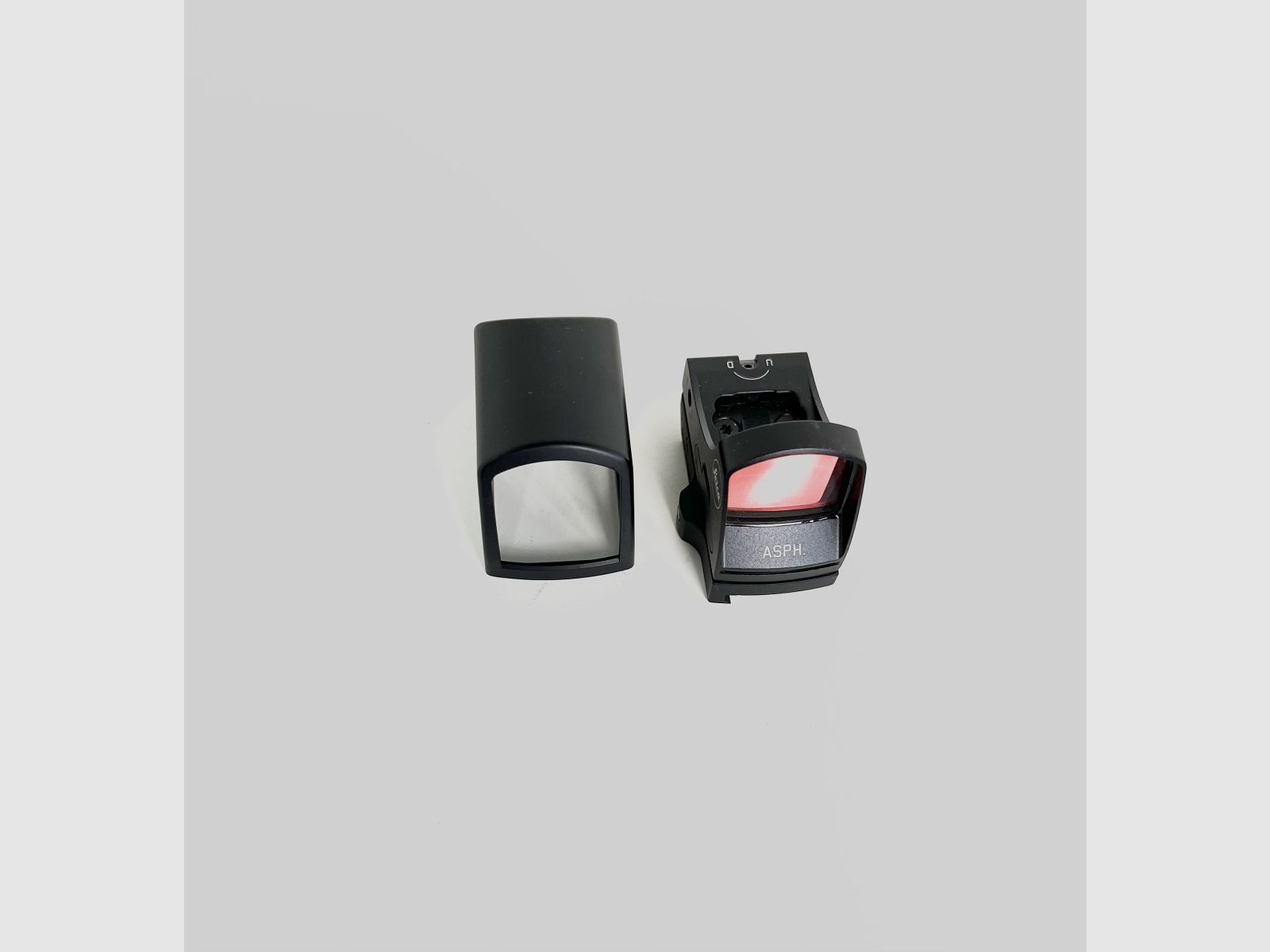 RED DOT LEICA, image 1 of 3