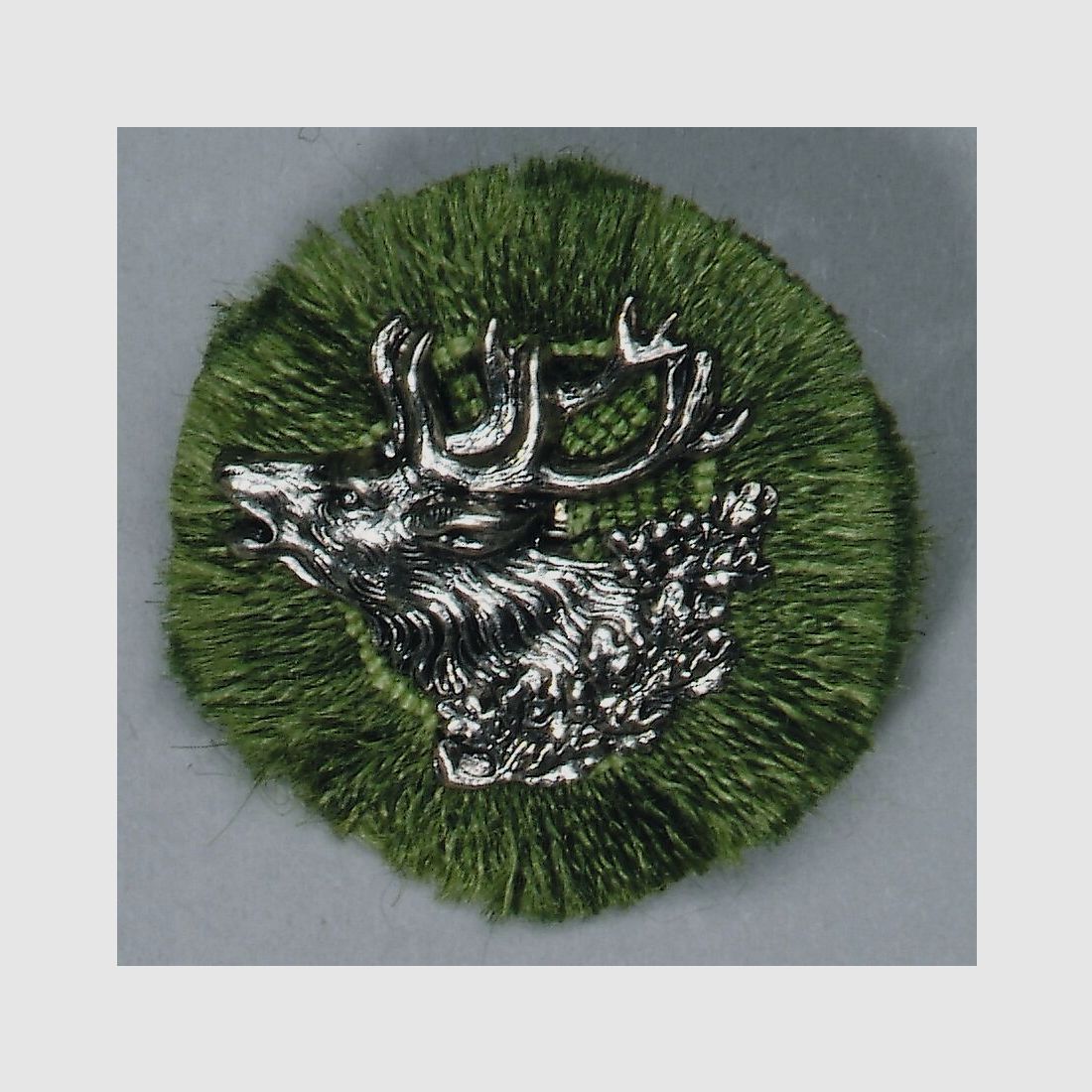 Versilberte Hutnadel mit Hirsch-Motiv