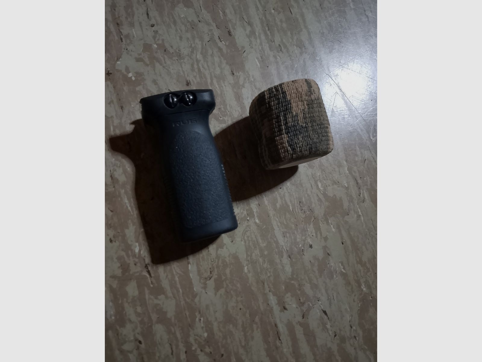 Neuwertiger  Mde Frontgrip  für 21mm picatinny Griff Vordergriff mit zusätzlich einer Rolle Tarnband flecktarn band neu 