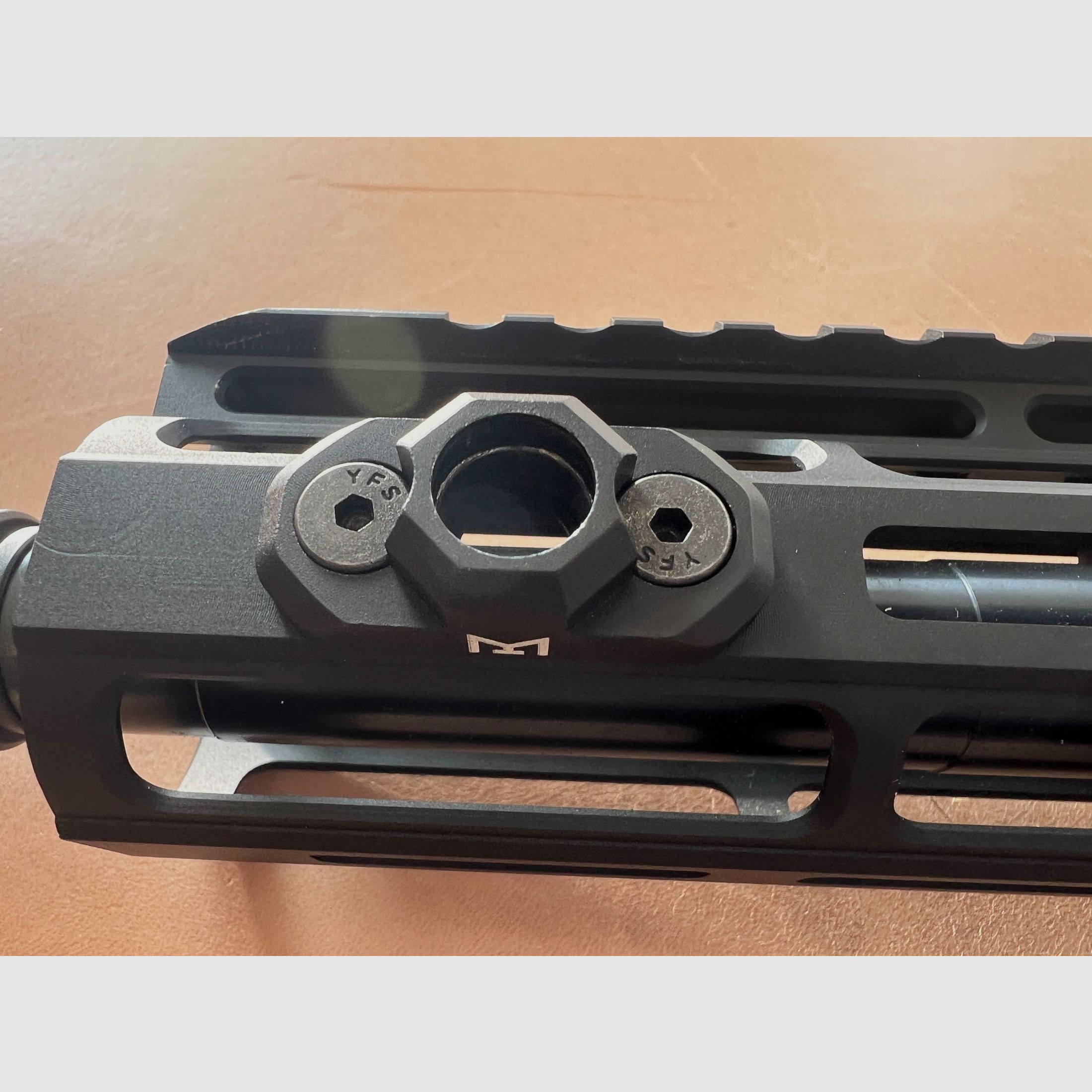 Hera Arms AR15 mit Glas und Zubehör