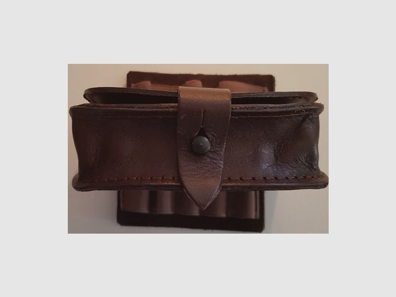 Estuche para cartuchos AKAH con borde perfilado de cuero genuino