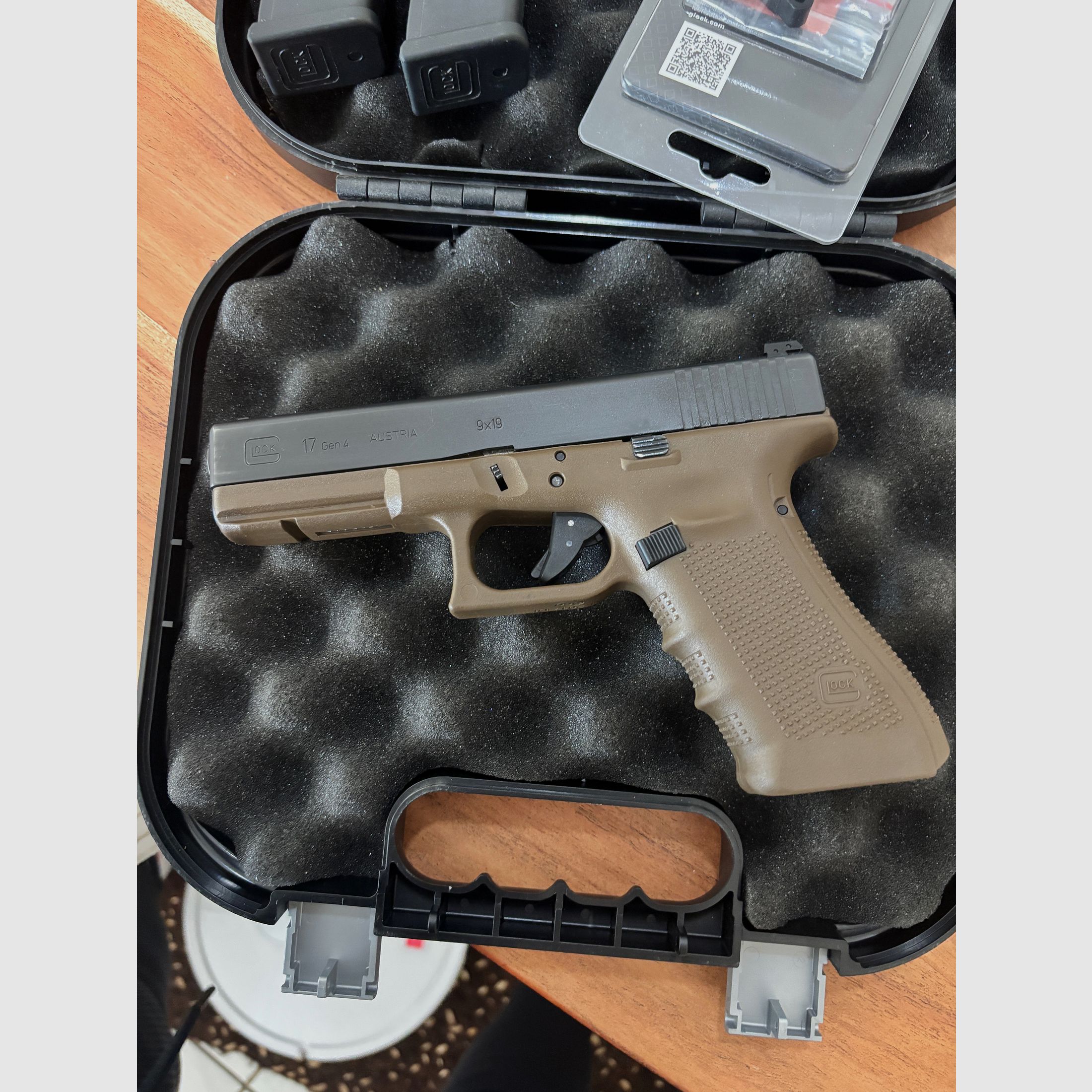 Glock 17 Gen 4 special model two-tone