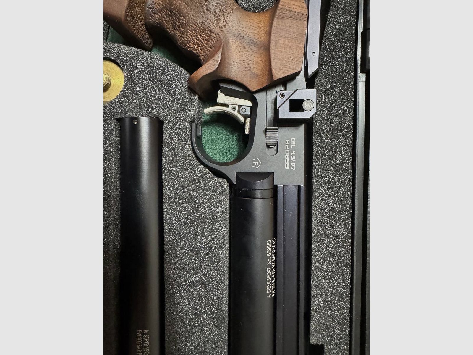 STEYR LP 50 RF, Bardzo dobrze utrzymany, 5 lat, rozmiar uchwytu S, praworęczny, strzelany na Mistrzostwach Niemiec, zadanie hobbystyczne