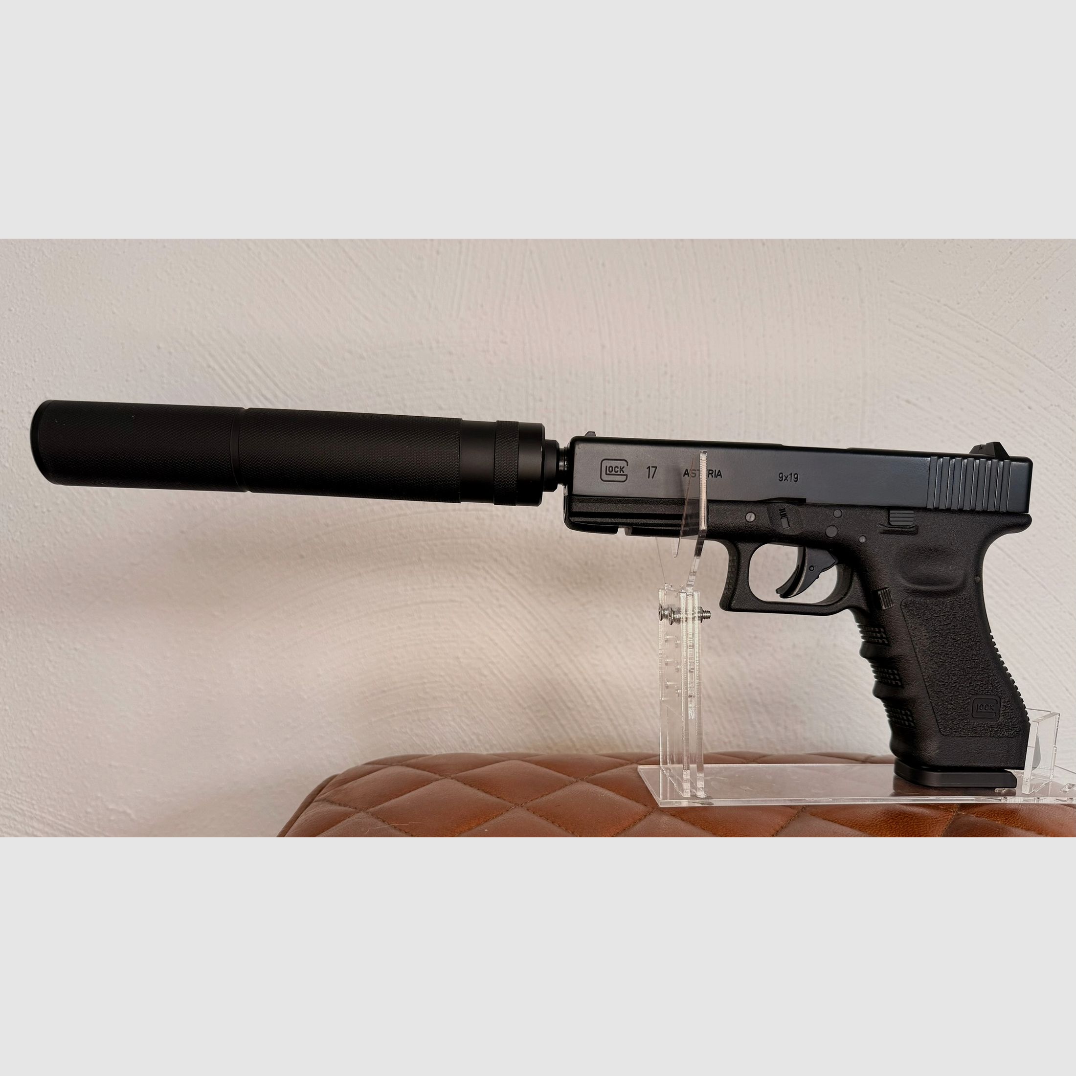 Glock 17 mit Laufgewinde Co2-Pistole Kaliber 4,5 mm Stahl BB / Diabolo Blowback (P18) + Schalldämpfer