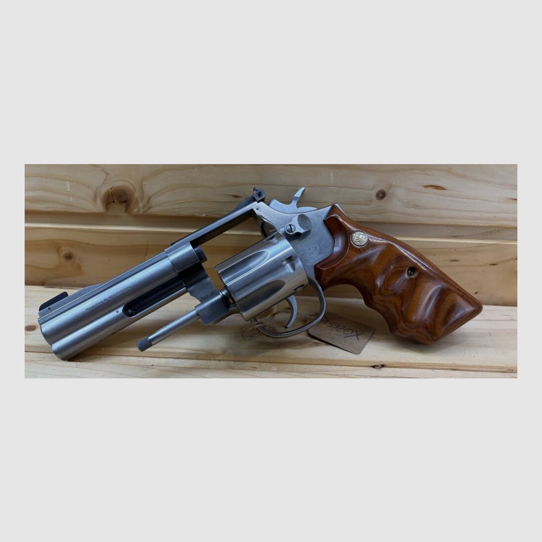 Smith & Wesson Mod. 617 .22 l.r. Wooden grips .22lr