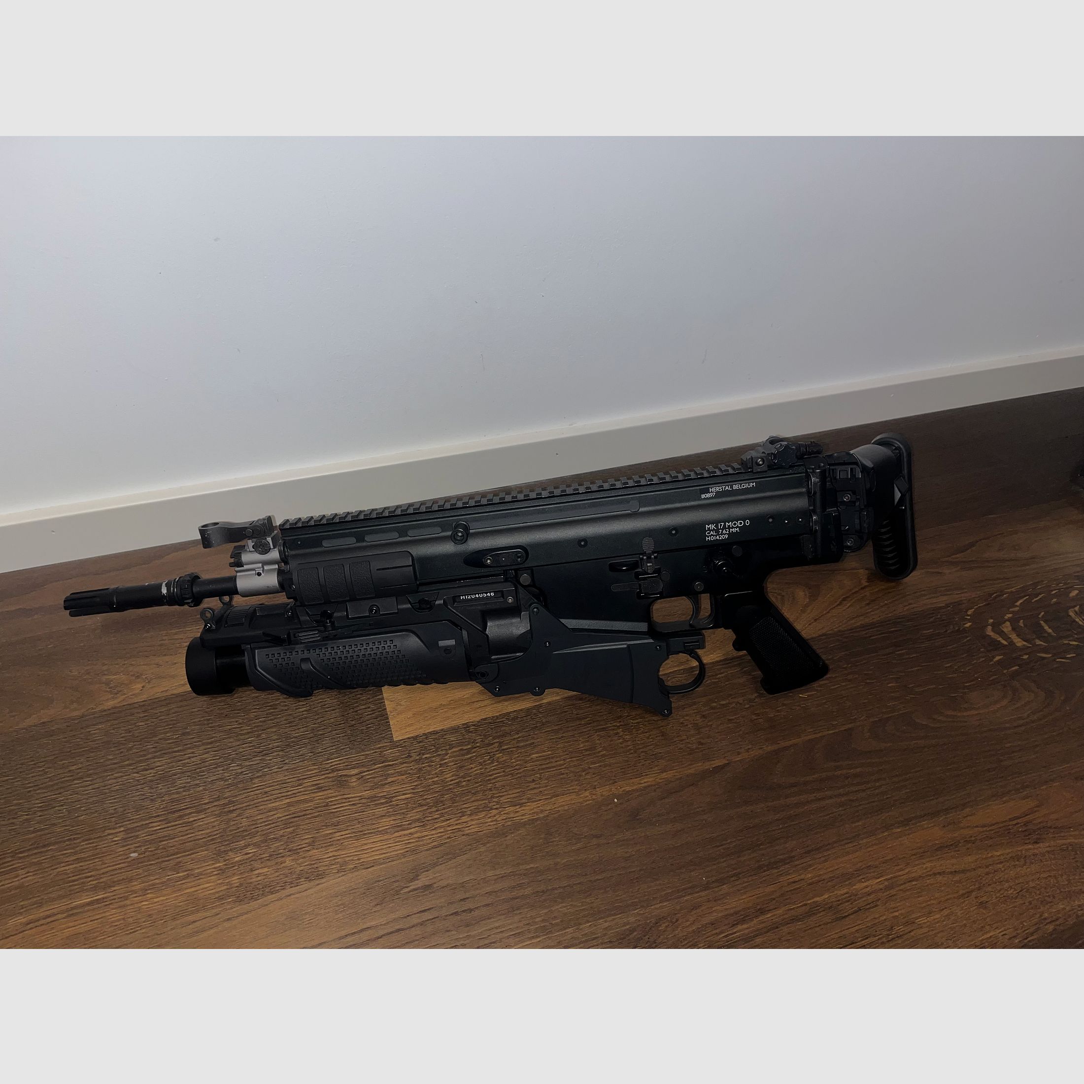 Tokyo Marui Scar-H mit Granatwerfer und passendem Zubehör