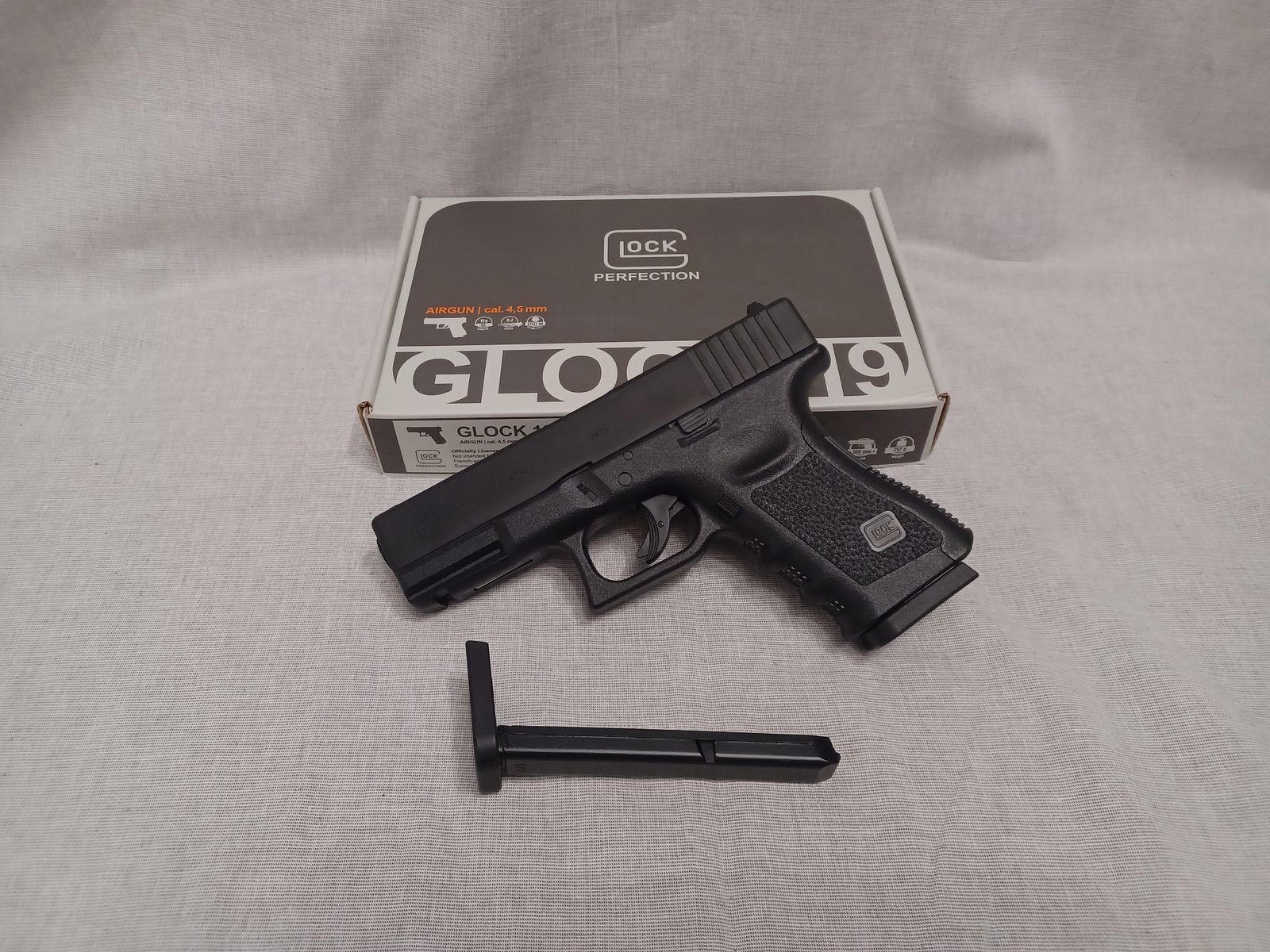 Glock 19 Gen3 / 4,5 mm BB / CO2 / Pistole / OVP (41)