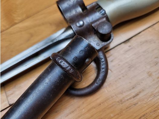 Baionetta Francese 1886/93 con Quillon – Lebel 1° modello con Quillon e tang lungo – fodero & arma con numero – Eccellente stato
