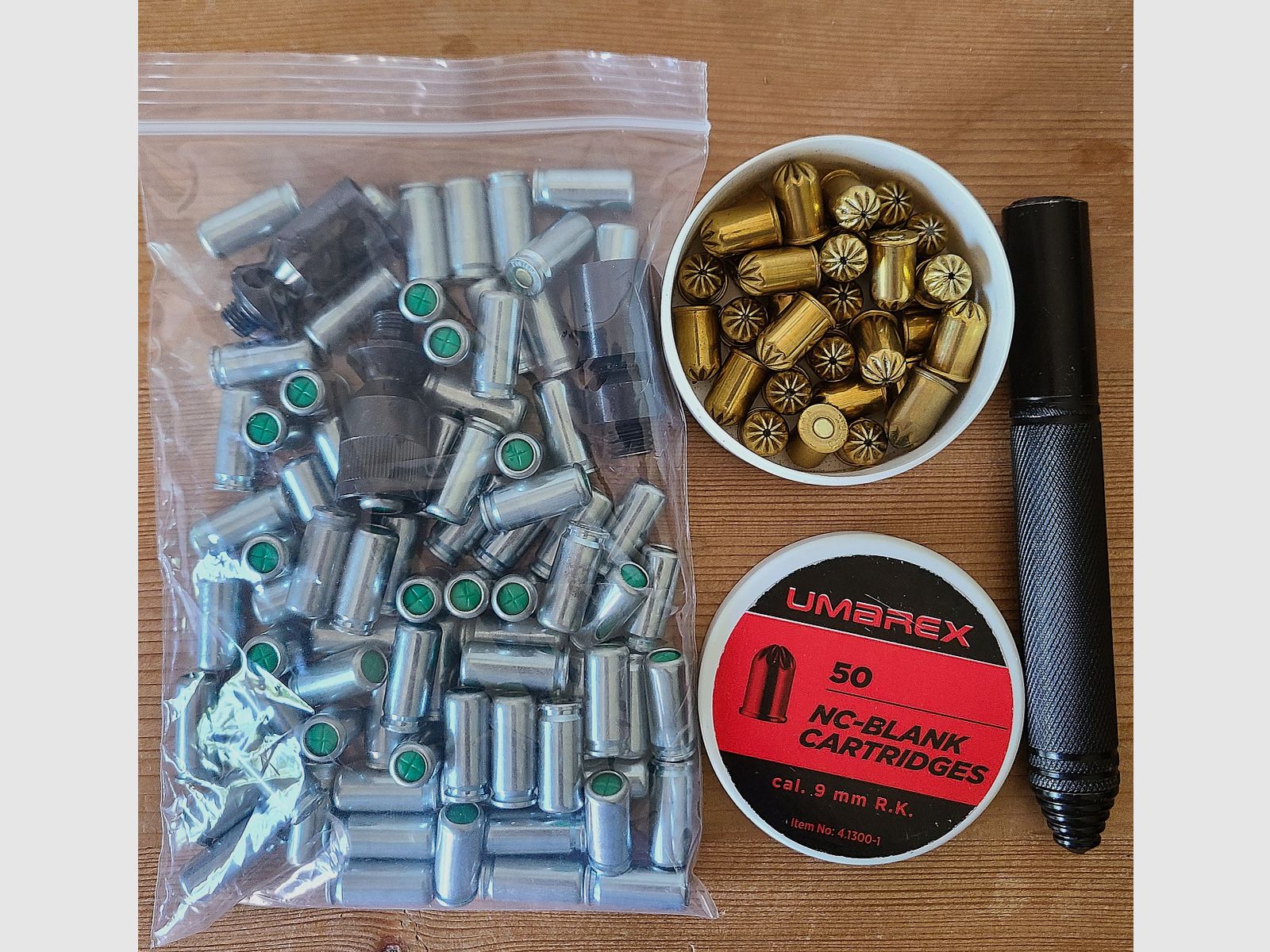 Blank firing pistols 2 pieces with 80 blank cartridges and telescopic stock, feel free to send price suggestions