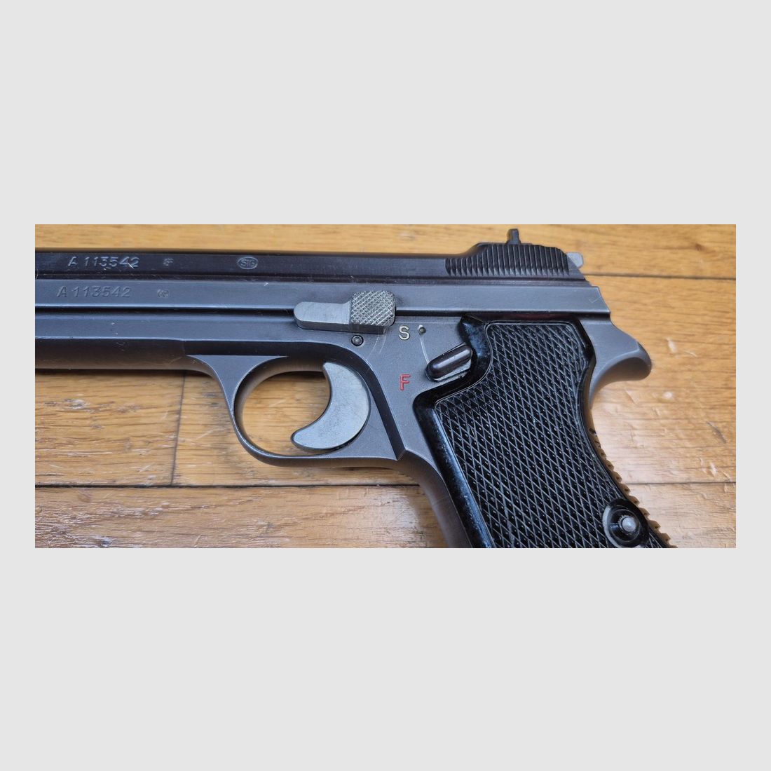 Très beau pistolet SIG P210-2 – Mythe du 9 para – Arme militaire du 4° contrat – Vers 1955/56 – Très beau bronzage – Fonctionnement et canon de rêve – 2 chargeurs supplémentaires et étui (la totale!) fournis en sus – État TBE++/TBE+++ !, image 6 sur 28