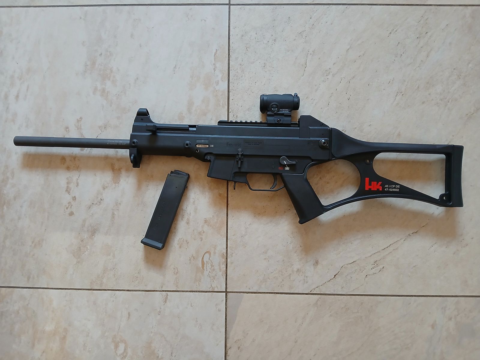 Heckler & Koch USC, Tasche, Munition und Aimpoint Dutry RDS