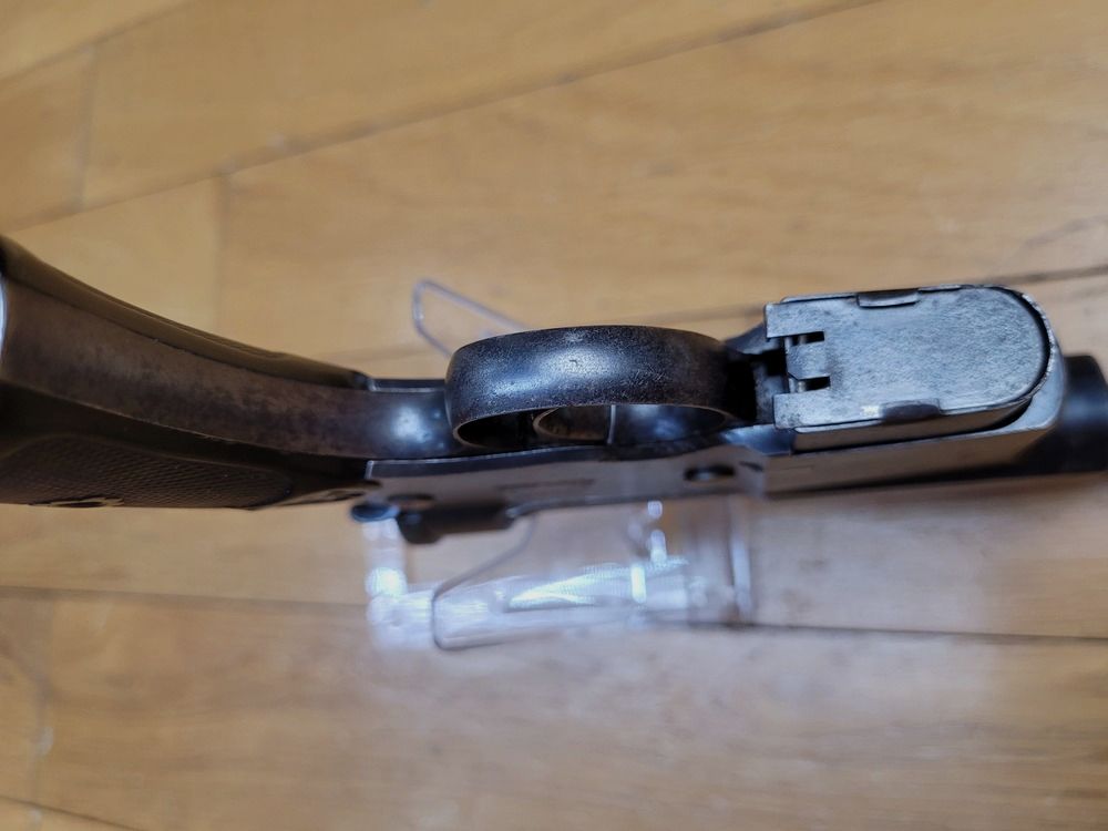 Zeldzame pistol Charola model 1897 – Semi-automatisch vuurwapen in kaliber 7mm Clément, ook wel Teuf Teuf genoemd – De zeldzaamste variant van de Charola y Anuita – Minder dan 700 exemplaren – Afneembaar magazijn en originele Bakelite handgrepen – Eerste Spaanse automatische pistol – Picareske reductie van de legendarische C96 – Uitzonderlijk stuk geschiedenis in categorie D – Algemeen in zeer goede staat!, afbeelding 10 van 22