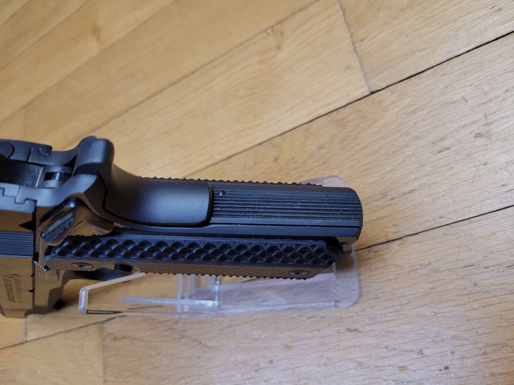 Iconique Colt 1911 Gold Cup National Match – Serie 70 – cal. 45acp – Exemplaire préparé avec Bushing Briley , Kit DPM et plaquettes Hogue (le top!) – Détente réglable ultra nette – Bronzage splendide – Dessus de culasse striée et plat – Canon Match – Arme de 2021 n&rsquo;ayant quasi jamais vu la poudre (400 coups!) – Le Python des 1911 livré dans sa mallette d&rsquo;origine complète – État neuf !, image 19 sur 28
