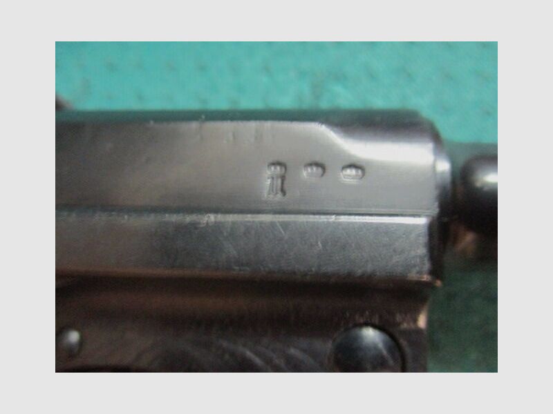 Pistolet 08 de la police populaire Vopo avec tampon 08