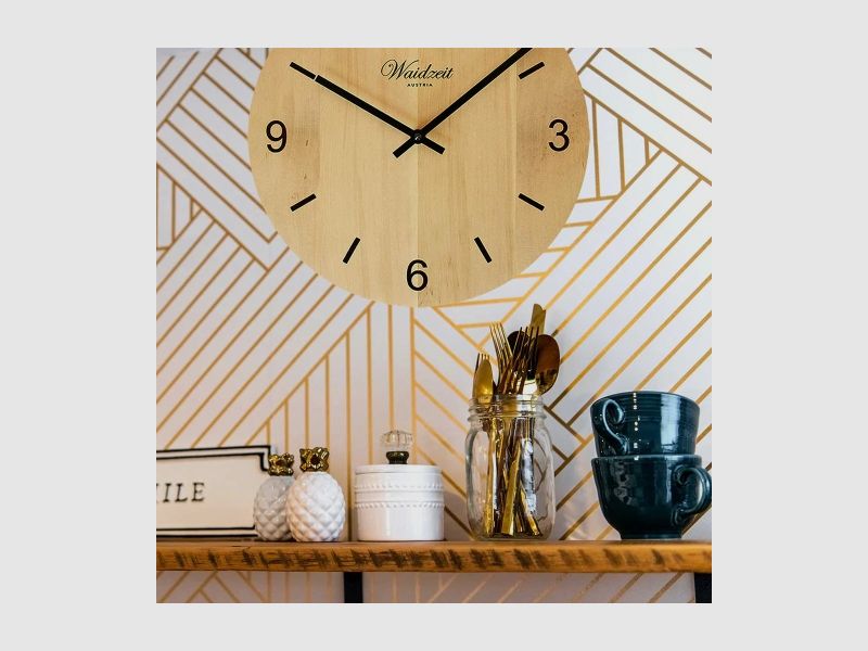 Wandklok Tempus van Zwitsers dennenhout