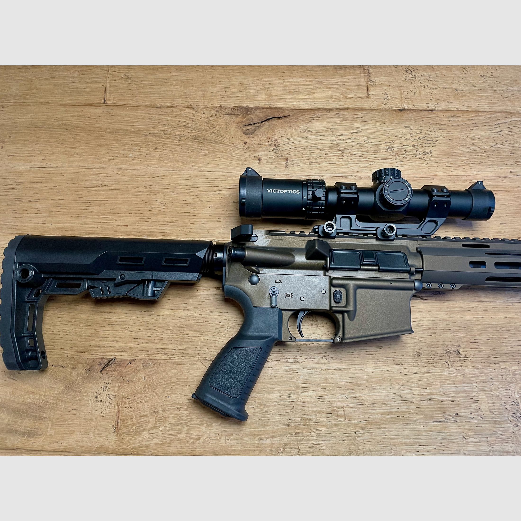 Neu! Messerschmitt AR 15 .223 Rem - 14,5" in Bronze mit ZF 1-6x24 Red Dot Funktion