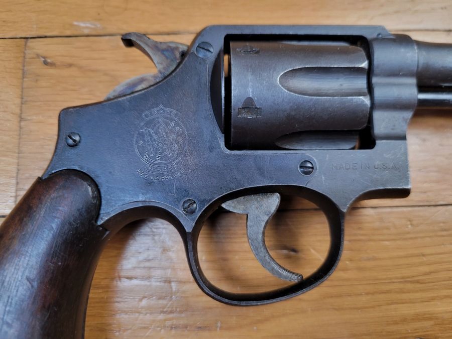 Raro revolver Smith & Wesson Victory – 4 pollici e Cal 38 SP (non 38-200! Non 38SW!) tipico US Navy – L'arma di Greg. "Papy" Boyington e dei temerari del VMF 214! – Fondina BOYT US NAVY regolamentare del 1943 – Bellissimo insieme per un'arma storica tra le più simboliche! TBE+, immagine 6 di 34