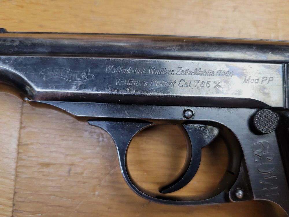 Très beau pistolet Walther PP III° Reich – Belle fabrication Walther Zella-Mehlis de l&rsquo;été 1940 – Calibre 7,65 mm – Beau bronzage d&rsquo;origine – Matriculé police et anneau de dragonne – Mono matricule – Canon miroir – TBE, image 1 sur 21