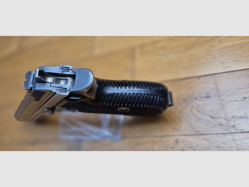 SELTE pistolet SIG P210-4 – Germanische Version des Schweizer Mythos im 9 para – SIG P210 Waffen hergestellt in der Schweiz für die deutschen Grenzwächter – Nur 5.500 Waffen im Jahr 1951 – Seltene Version des SIG P210 mit Ladeindikator und ohne Trageriemenring – Variante der zweiten Lieferung von 1951 – Guter Bronzierung – Traumhaftes Funktionieren und Lauf – 2. Magazin zusätzlich enthalten – Seltene Version in TBE, Bild 11 von 20