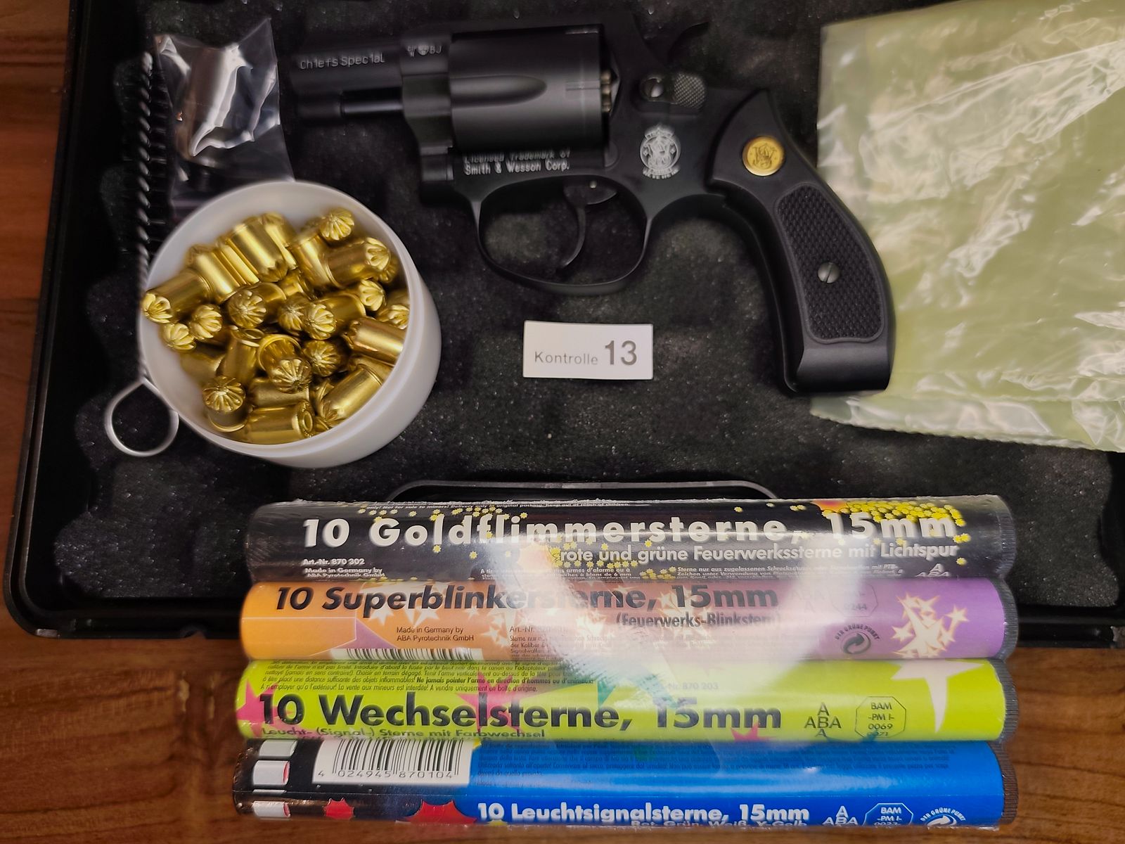 Smith & Wesson Chiefs Special 9mm PTB 794 New Year's Set 40 Pyro + 50 rounds NC ammunition