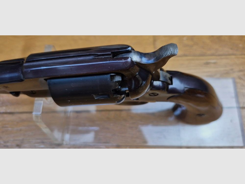 Schöner Revolver Remington 1858 New Model Navy — Kal.36 PN — Italienische Kopie Armi San Marco — Waffe von 1975 in hervorragender Verarbeitung — Brünierung zu 99,9% — Jaspage noch gut vorhanden — Schöne Nussbaum-Griffschalen — Exzellente Mechanik — Spiegelkanal — TBE/TBE+, Bild 16 von 24