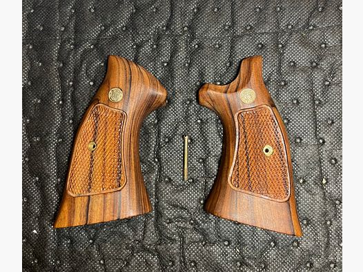 Originale Smith & Wesson Holzgriffschalen für 586/686 K/L Rahmen Square Butt