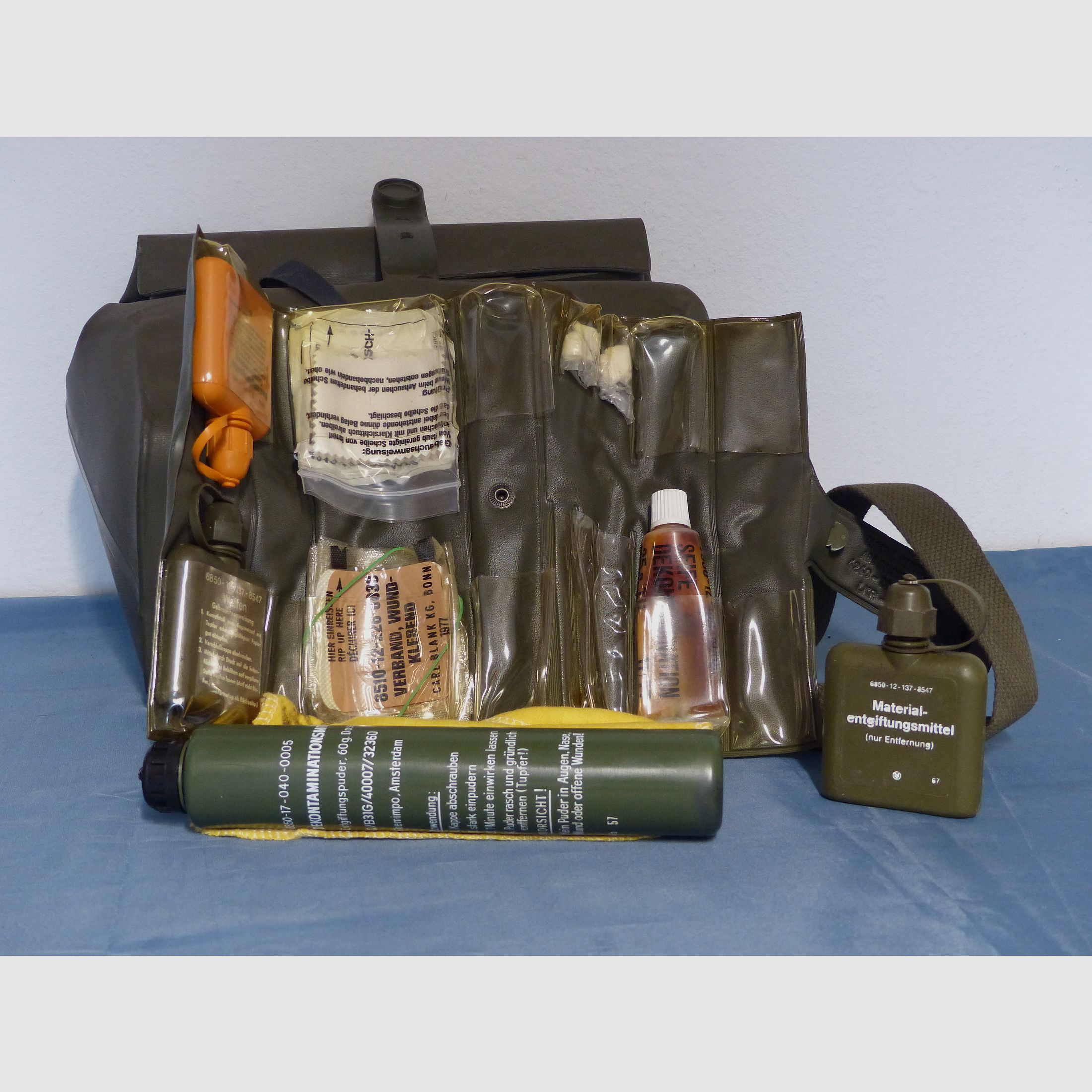 Bundeswehr ABC-beschermingsuitrusting transporttas, gasmasker 2 filters en accessoires BW jaren '70