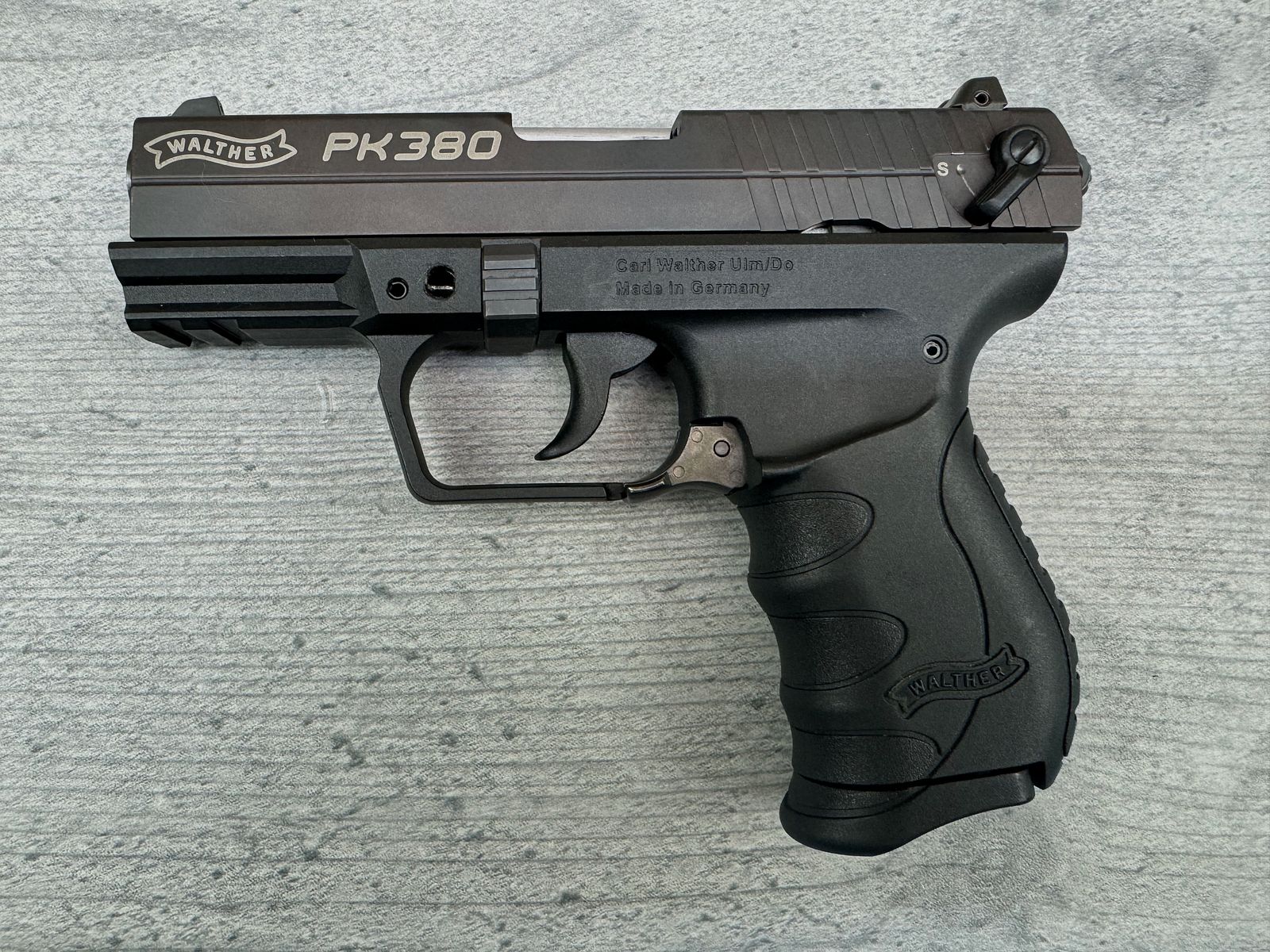 Vorführwaffe Carl WALTHER PK380 Cal. 380 / 9mm Browning in Schwarz