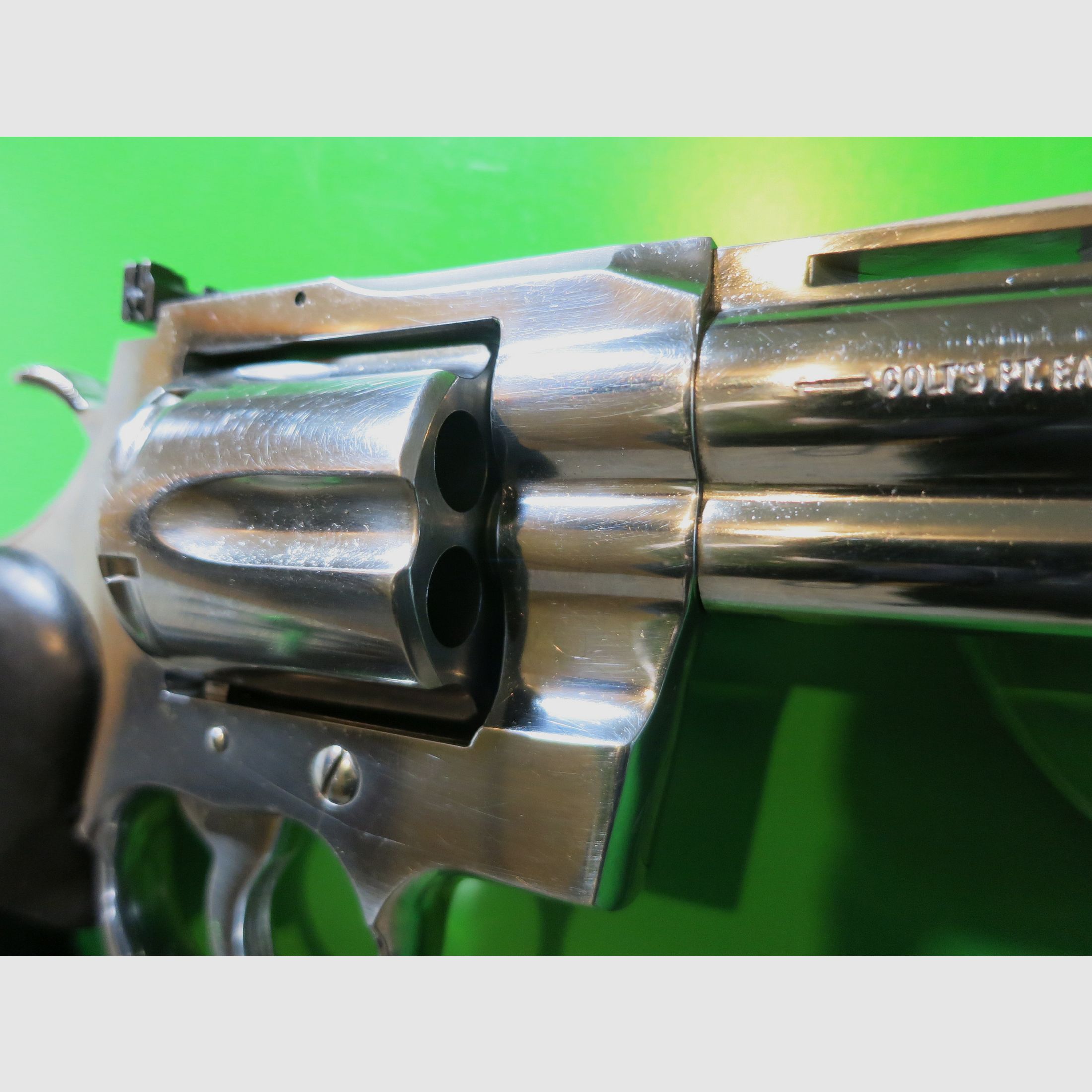 Revolver COLT PYTHON, Acier inoxydable (polie miroir), .357 Magnum, canon de 4", poignée de sport en caoutchouc #25-