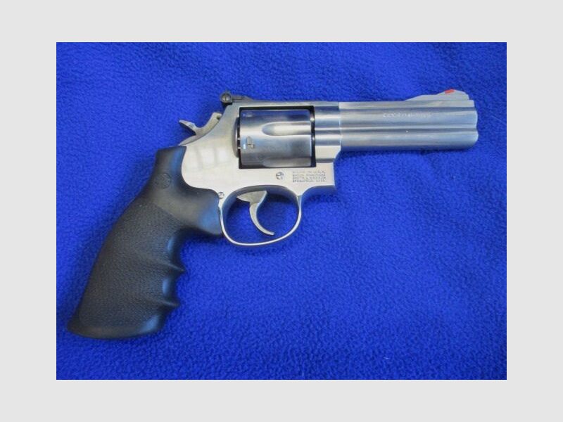 Revolver Smith & Wesson 686 4 Zoll stainless mit Hogue Griff 686