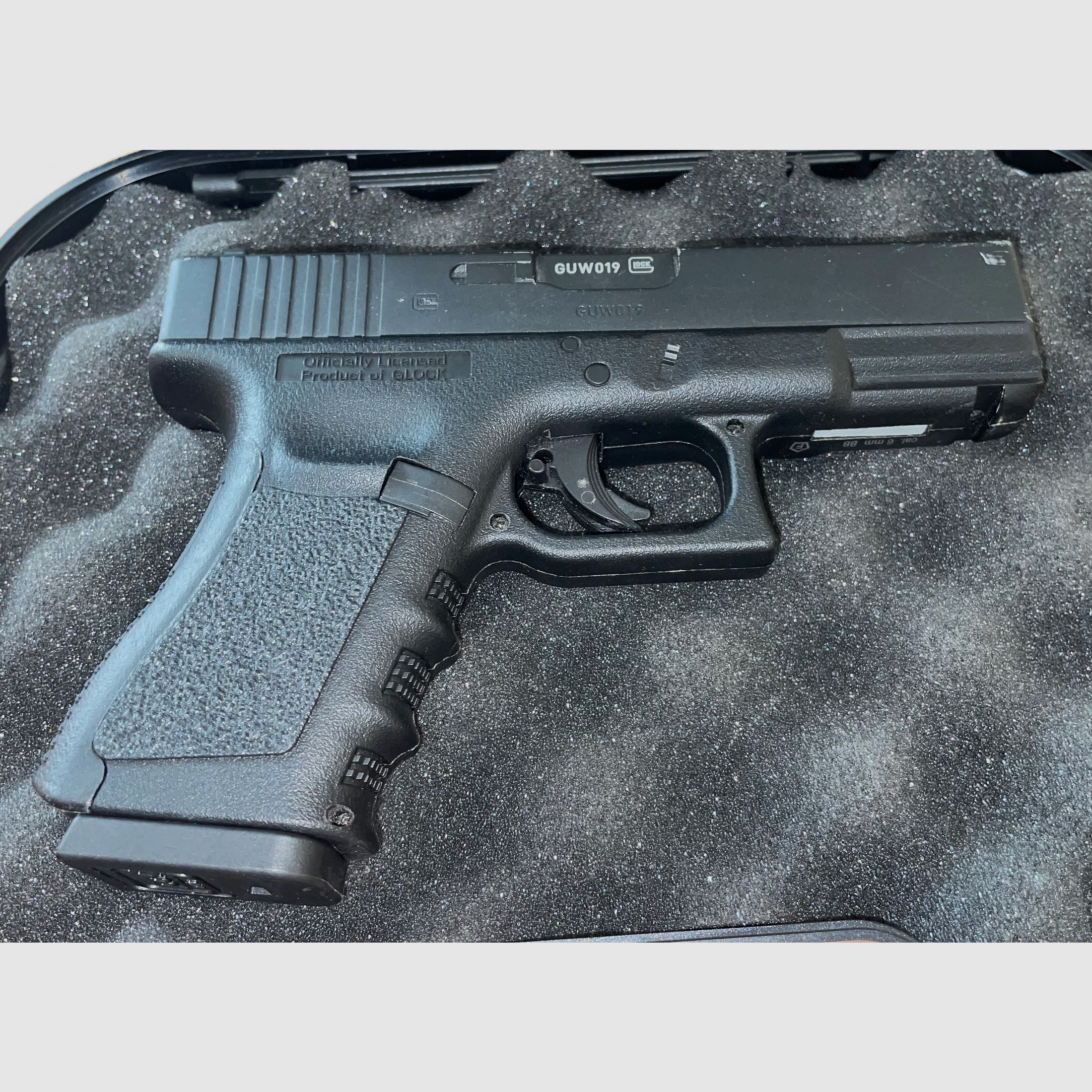 Glock 19 CO2 pistol by Umarex