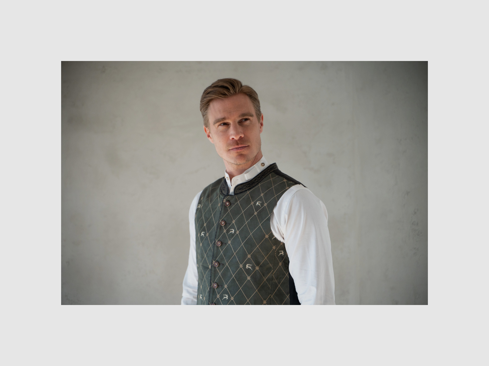 OS TRACHTEN Men's Vest Stand-Up Collar with Embroidery, 2 Pocket Flaps Olive