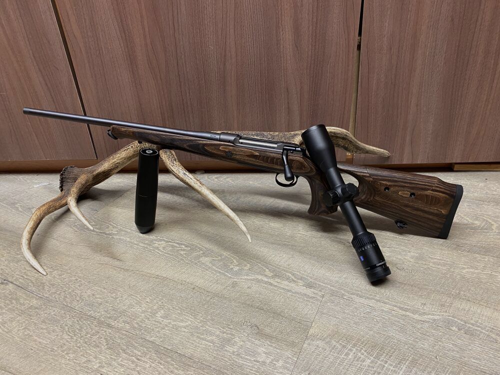 Sauer 101 GTI, links, mit Zeiss Conquest V6 2-12x50 M, mit Schiene