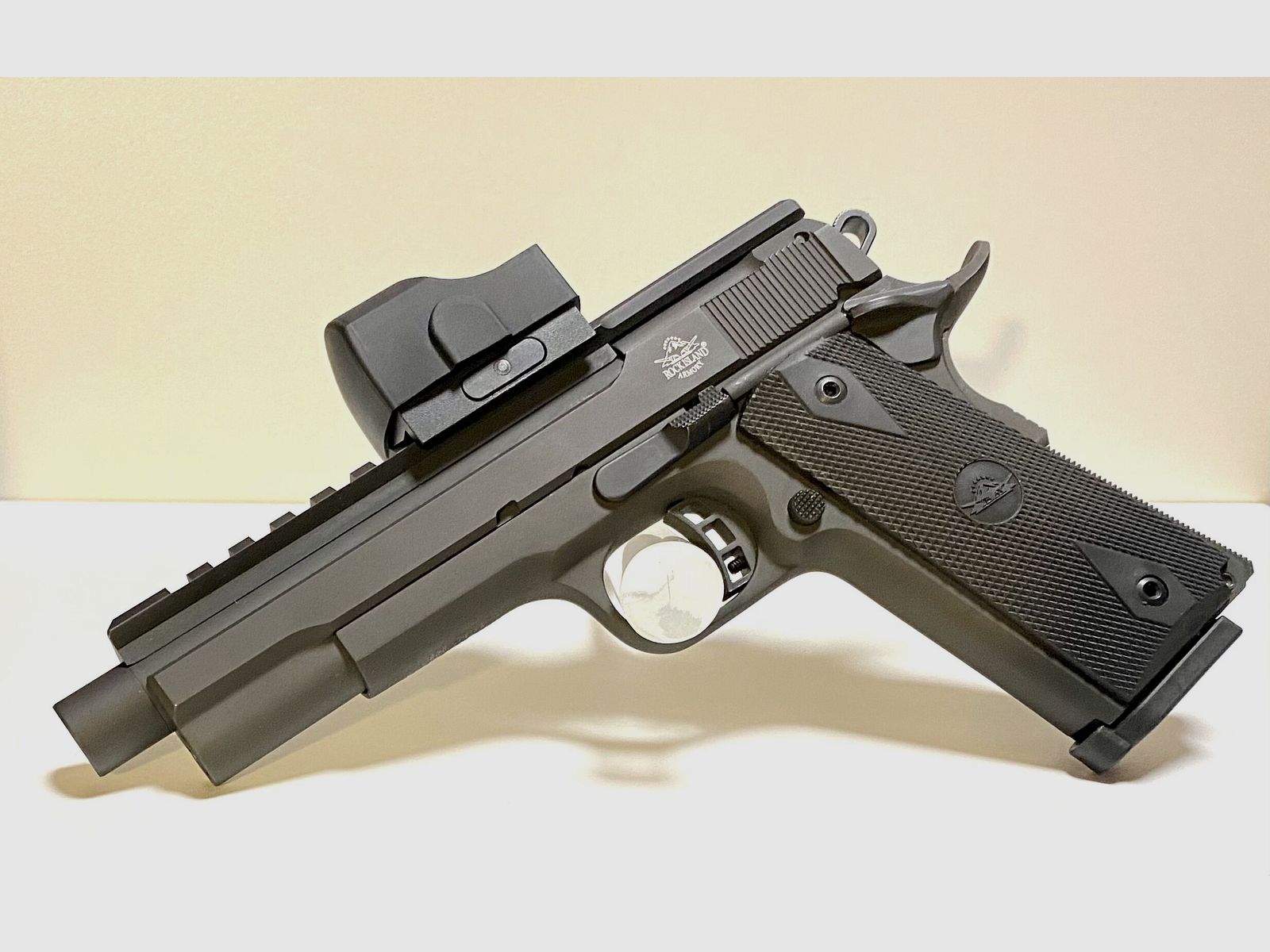 ARMSCOR - Rock Island Armory	 XT 22 FS Top Rail Ganzstahlwaffe mit Red Dot, Mündungsgewinde - Waffen Friedrichsnd