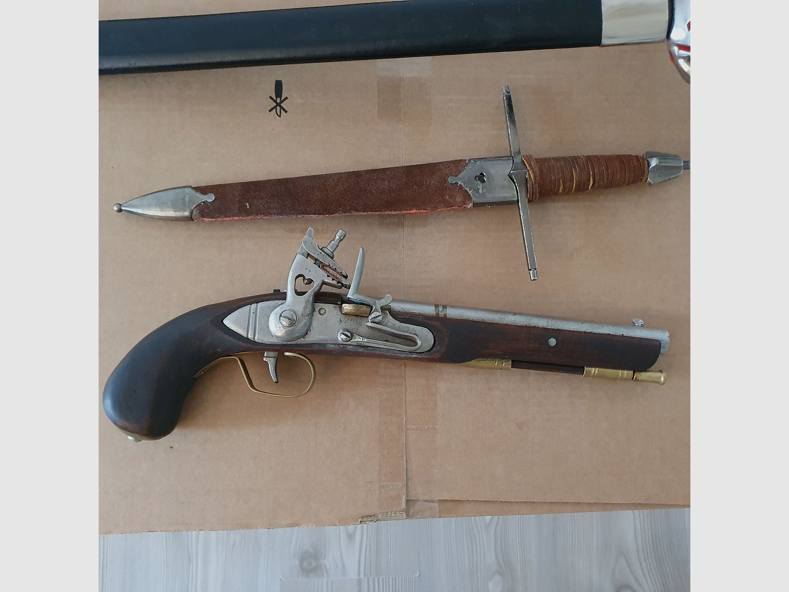 Konvolut Degen, Steinschlosspistole, Dolch, Gewehr