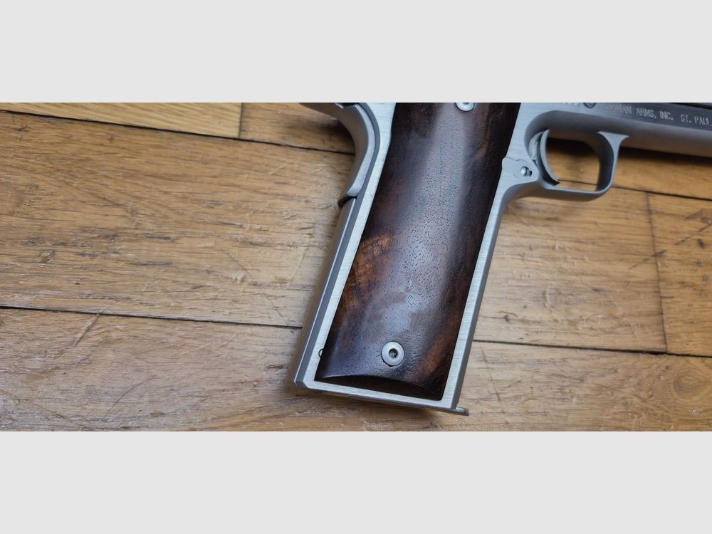 Eccezionale pistola Coonan « Classic » versione B – Rara semiautomatica in cal. 357 Mag – 7 colpi +1 – La migliore delle pistole in 357 Magnum – Arma di gran lunga superiore al Desert Eagle in questo calibro – Meno di 10.000 esemplari – Arma eccezionale fornita con 3 caricatori (!) – Fabbricazione in acciaio senza pari – Pezzo raro e molto ricercato – Condizioni quasi nuove! – TBE+/TBE++, immagine 3 di 27