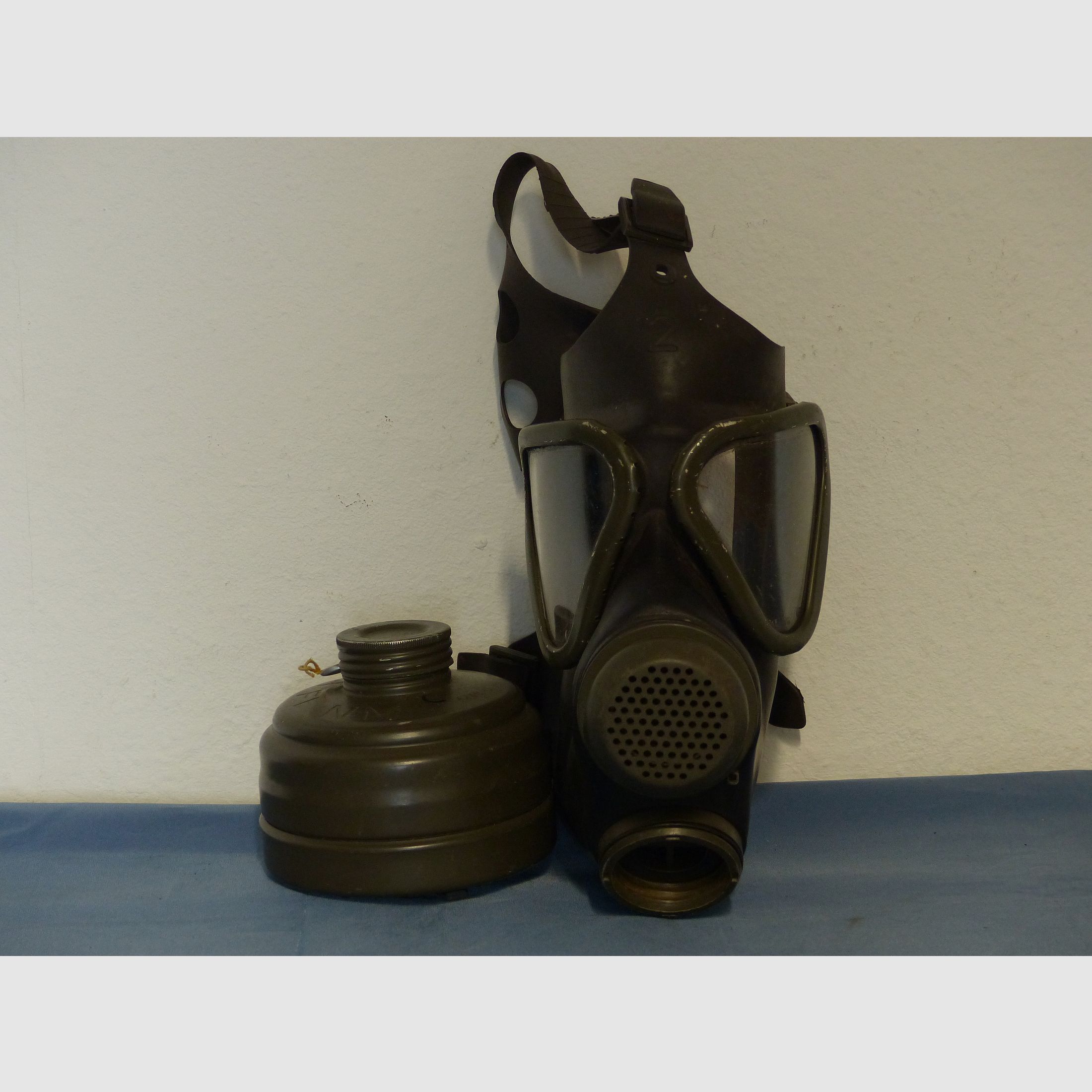 Original Bundeswehr Gasmaske Atemschutz M 65 ABC mit Filter 70er