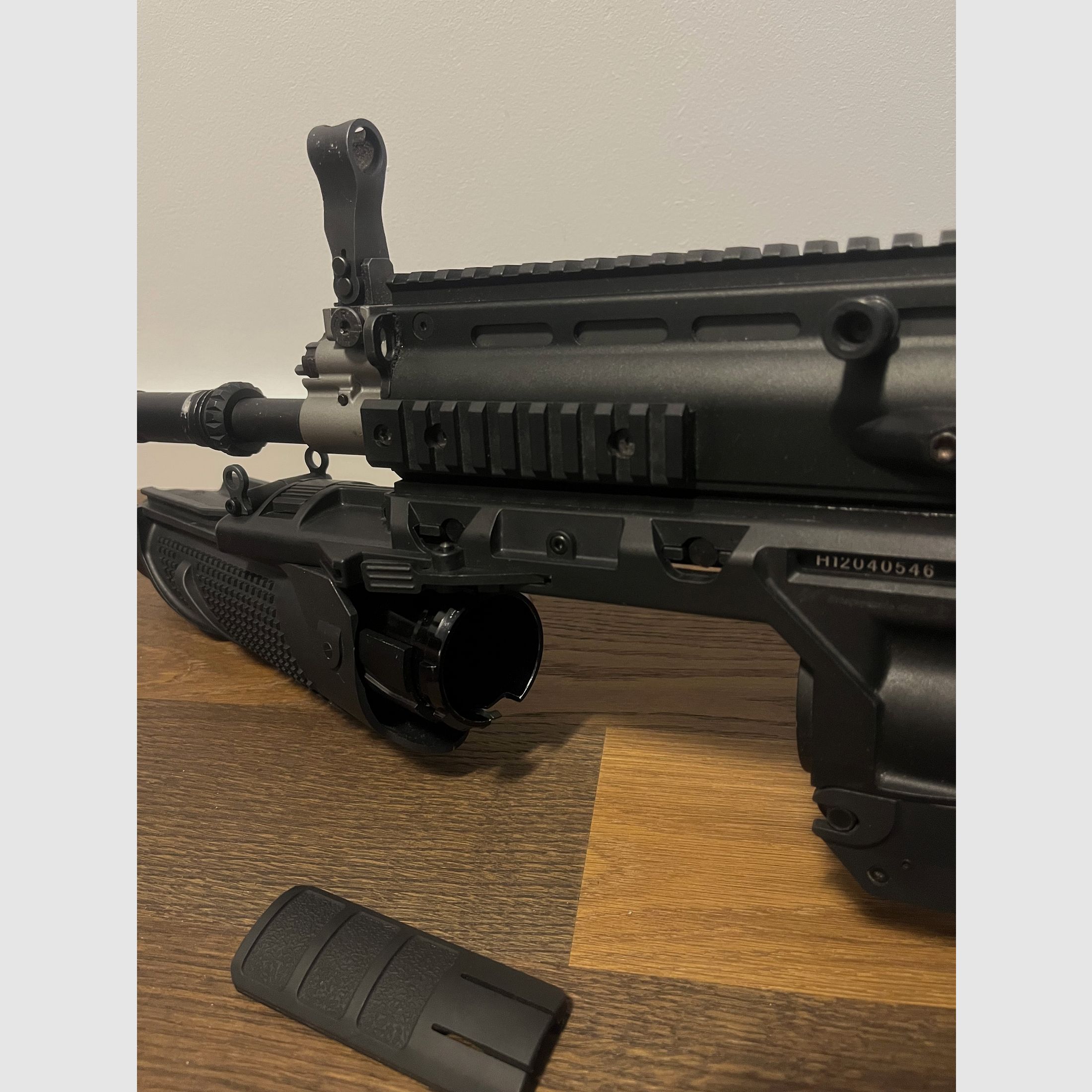 Tokyo Marui Scar-H mit Granatwerfer und passendem Zubehör