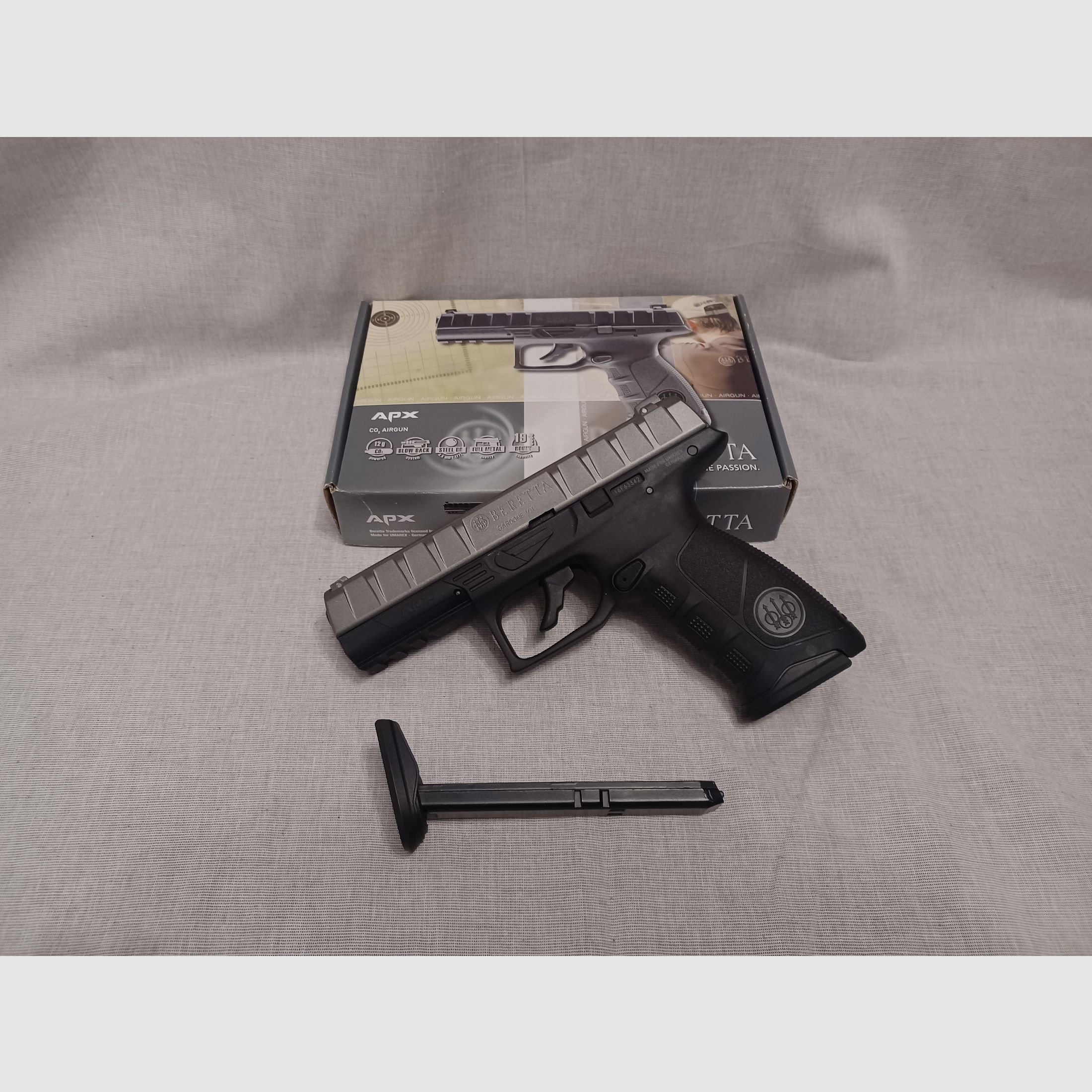Beretta APX Bicolor / 4,5 mm BB / BlowBack / CO2 / Pistole / OVP (44)