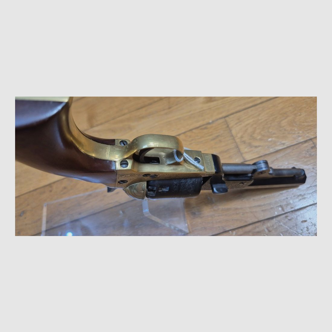 Schöner Schwarzpulverrevolver Colt 1851 von Pietta — Modell „Navy Yank“ — Kal. 36 — Luxusversion — Gehäuse und Lauf graviert — 100% schwarze Brünierung — Perfekte Mechanik — Waffe gestempelt BF (1995) — Ausgezeichneter Zustand — TBE+, Bild 10 von 23