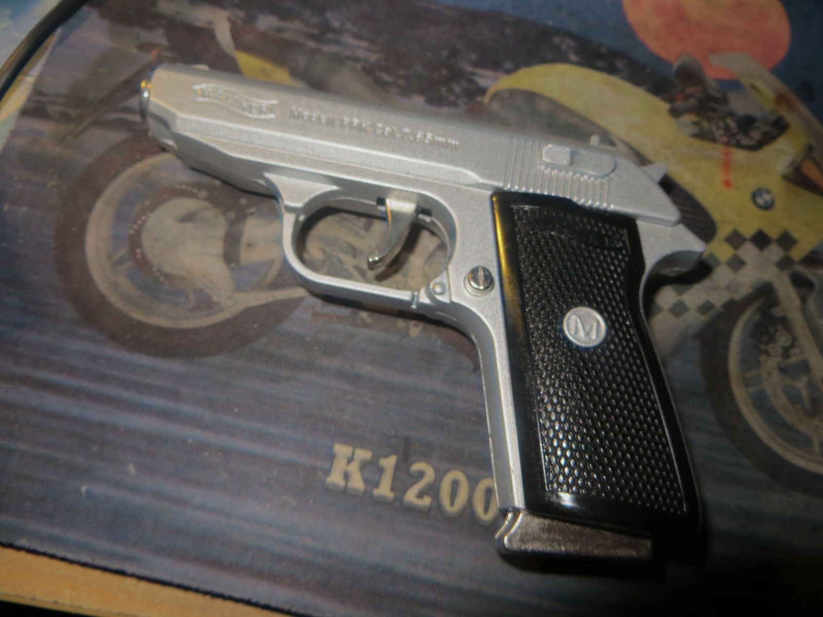WALTHER PPK als Gasfeuerzeug (Maßstab 1:2)