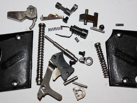 Konvolut Ersatzteile Kleinteile für Pistole Unique MICROS 6,35mm Browning Teile Freie Teilesatz