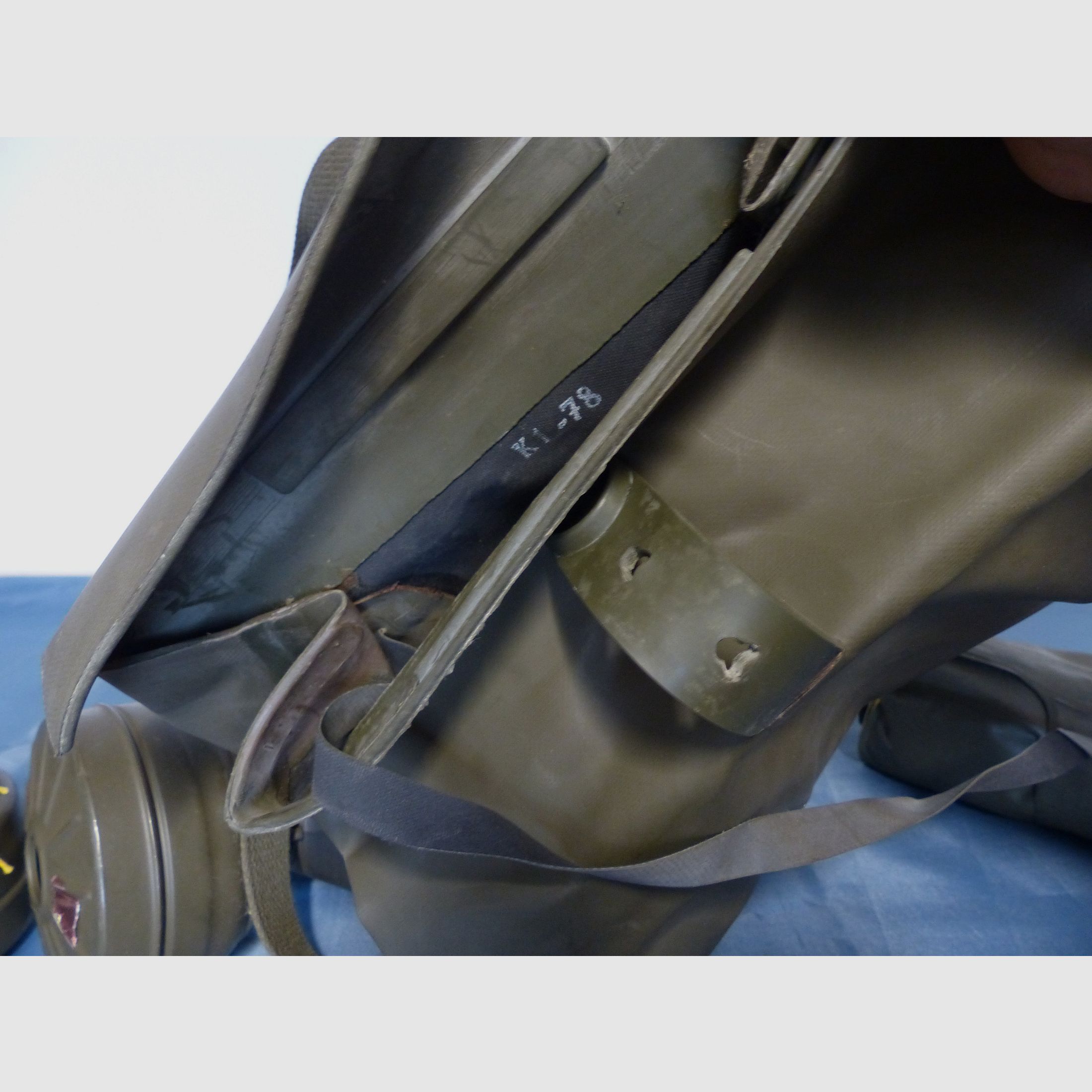 Bundeswehr ABC-beschermingsuitrusting transporttas, gasmasker 2 filters en accessoires BW jaren '70