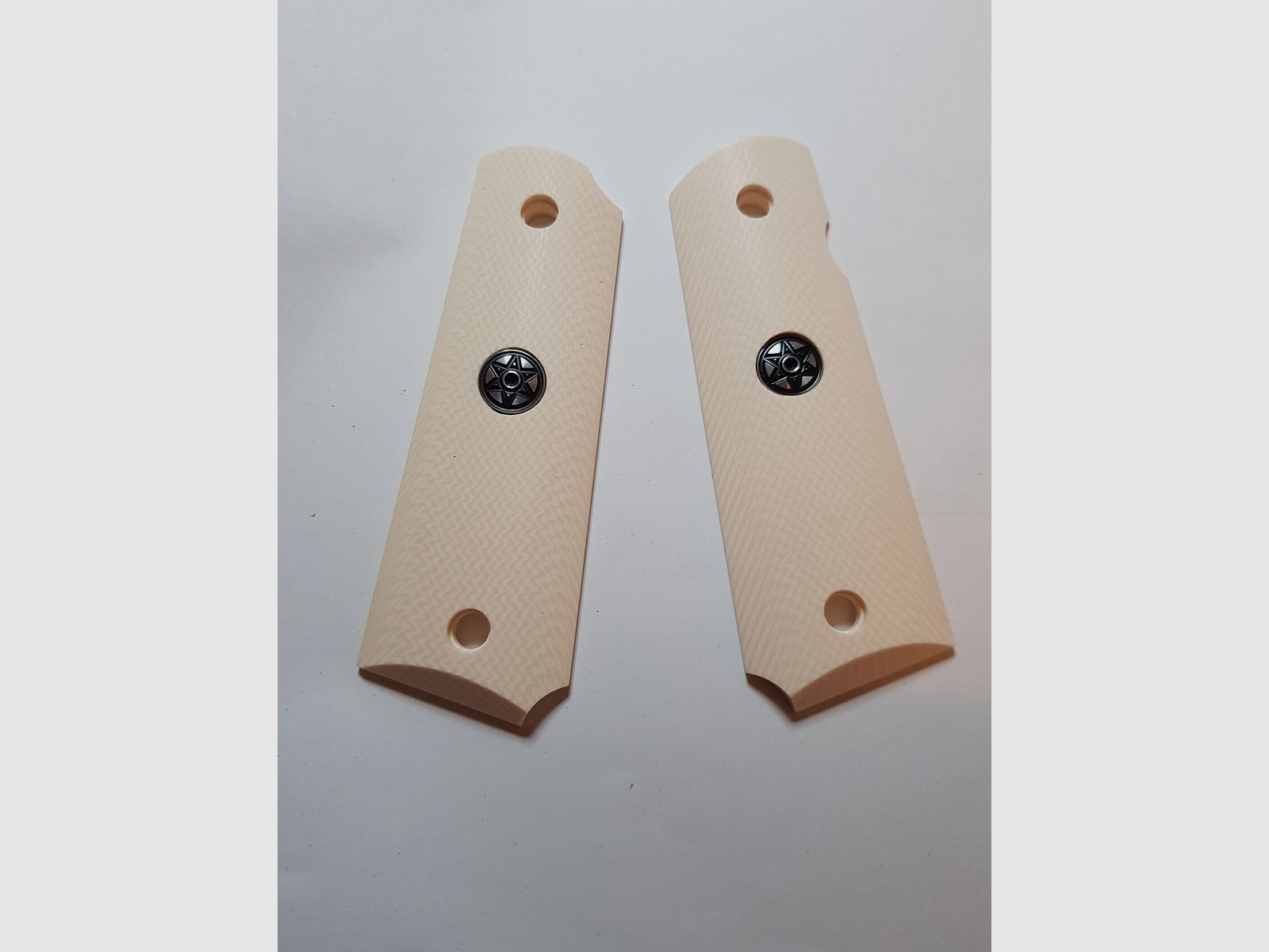 Grips of the Colt 1911 or ME Sport 1911