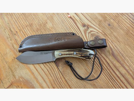 Joker Nessmuk bushcraft- & jachtmes met hertenhoorn grip en dangler schede