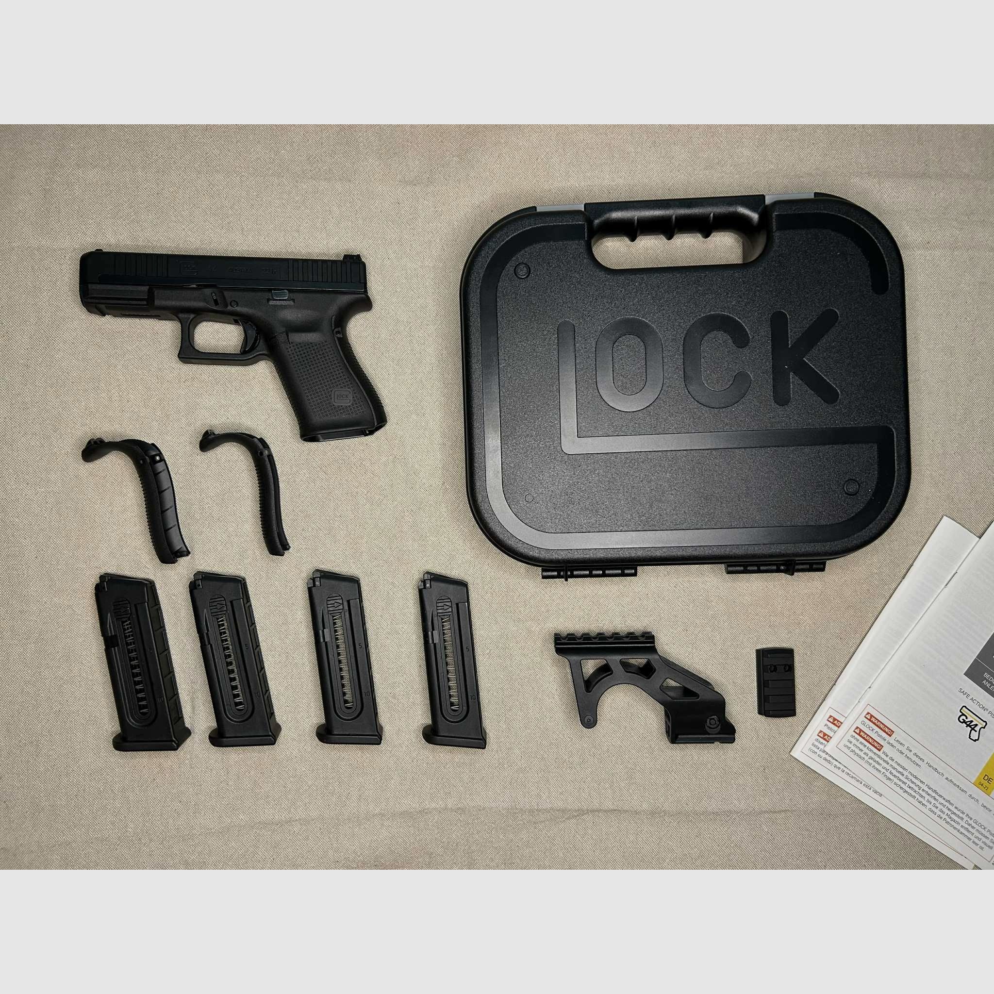 Glock 44 in kaliber .22lr - Compleet pakket met 4 magazijnen, Ghost-holster & 2 optiekbeugels