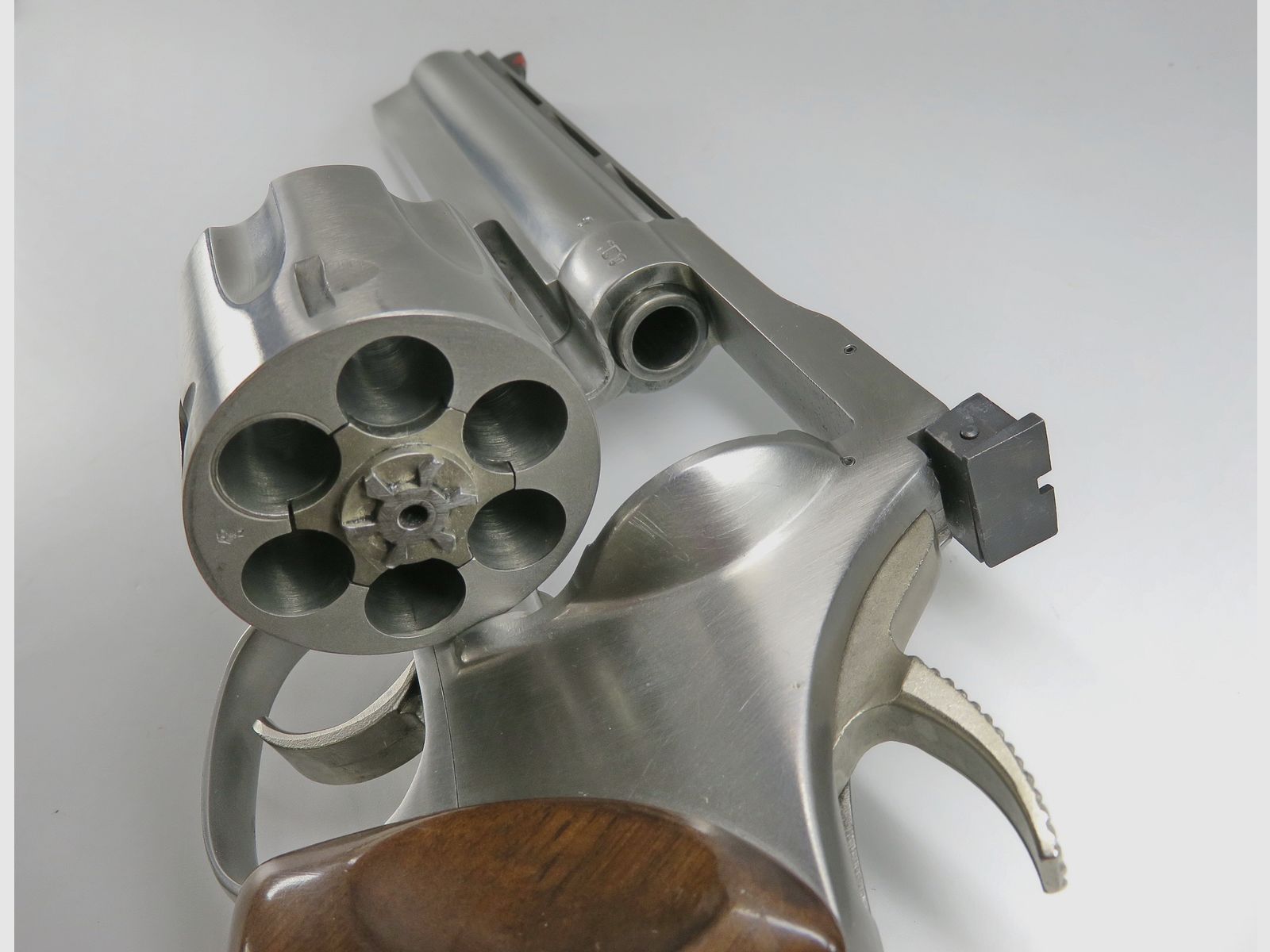 Revolver Dan Wesson Model 44, 6 Zoll UND 10 Zoll Austauschläufe, Kaliber .44 Magnum, Stainless, Target-Ausführung, Top-Zustand