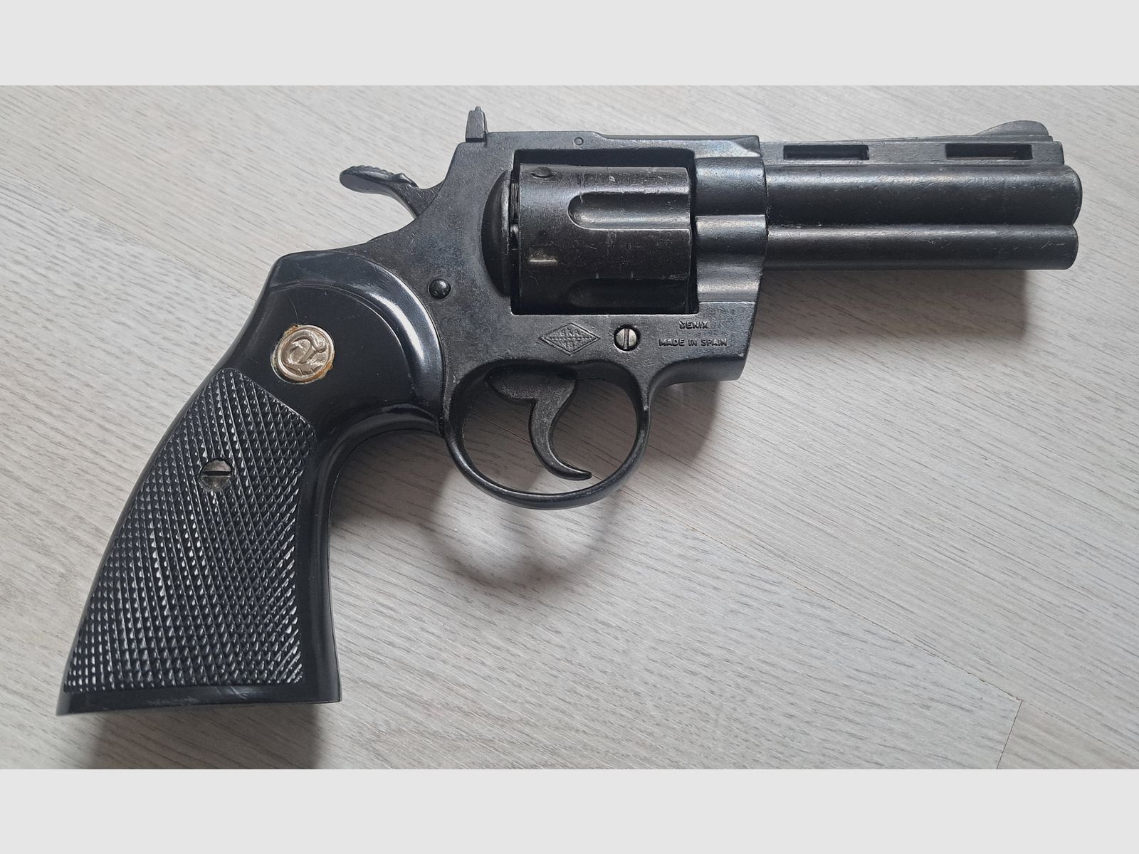 Deko Revolver Colt Python 4 .357 Magnum (Defekte Trommelhalterung)
